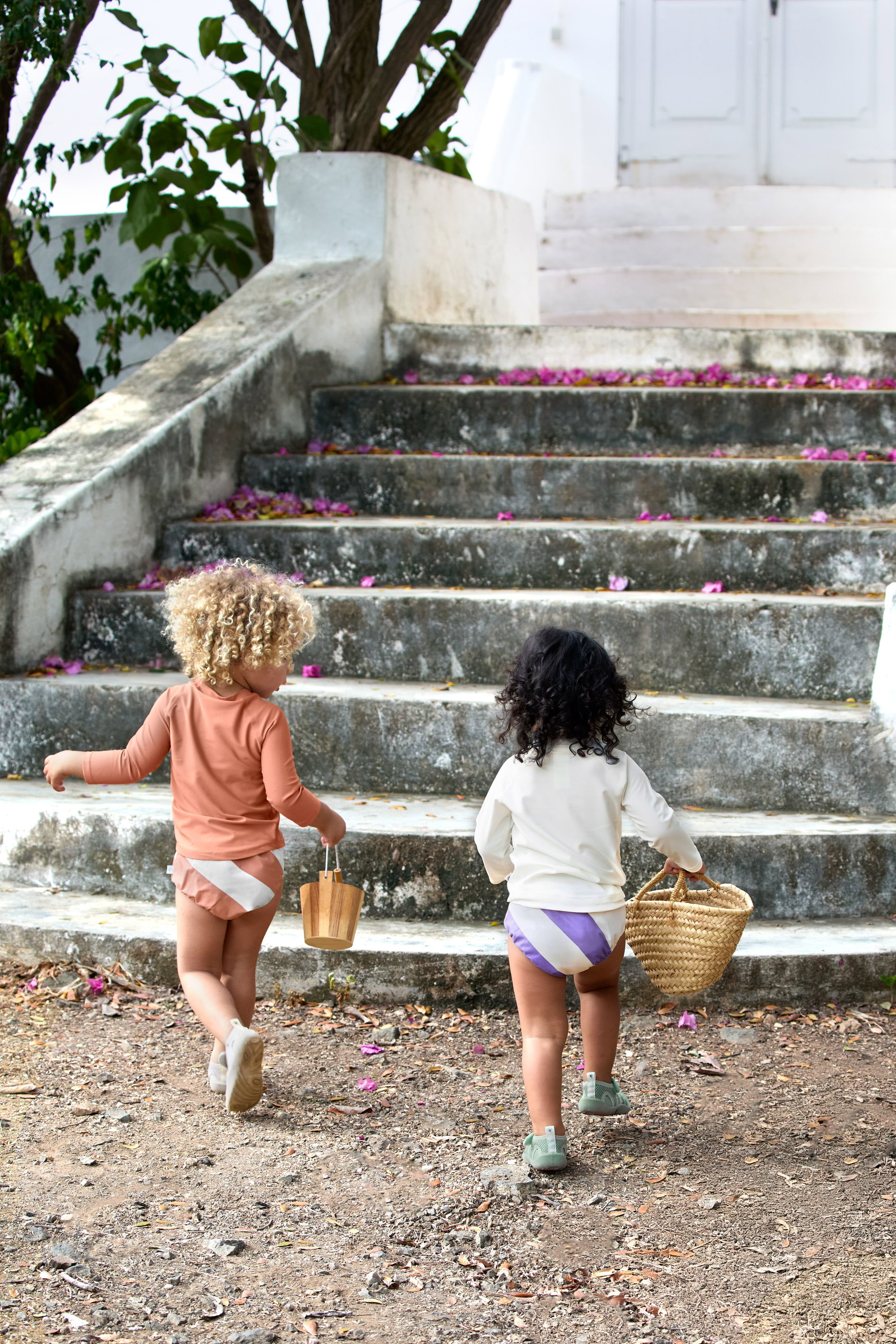kinder, kleidung, sandalen, shorts, korb