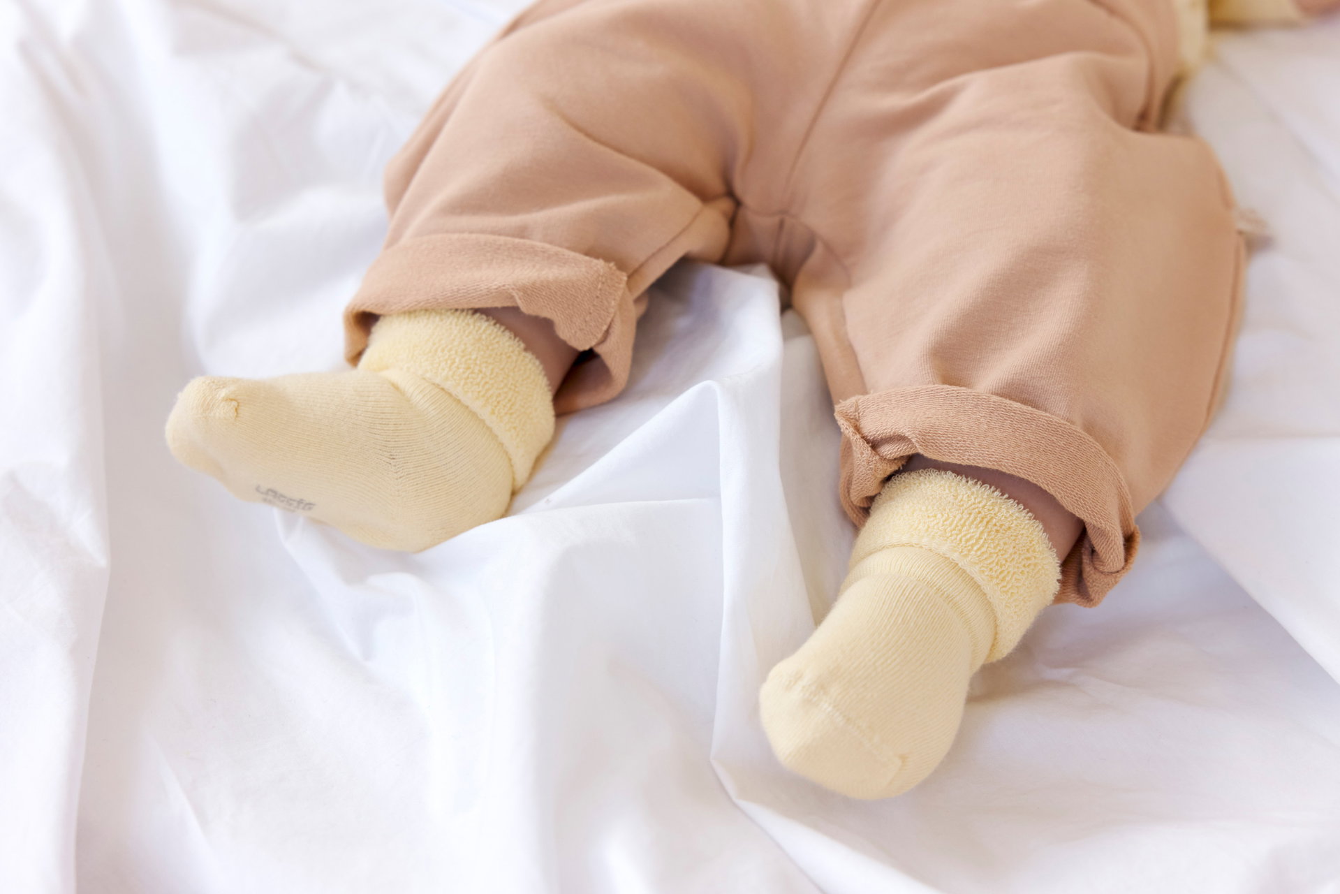 Babyhose, beige, umgeschlagener Saum, Babysocken, Frotteebündchen