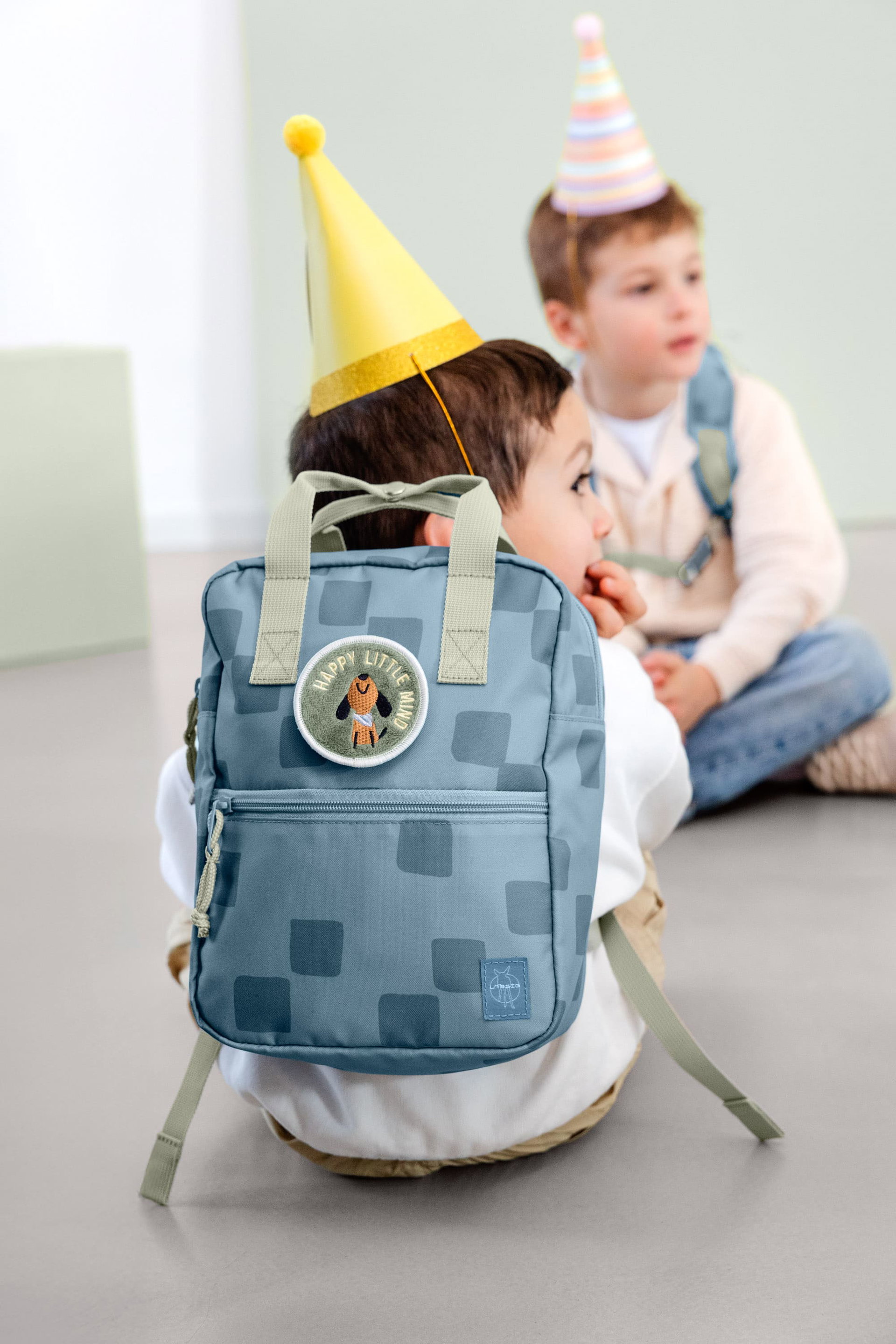 Bild 3 Kindergartenrucksack Square - Pattern Party, Blau, Bekleidung, Hut, Leute, Person, Tasche