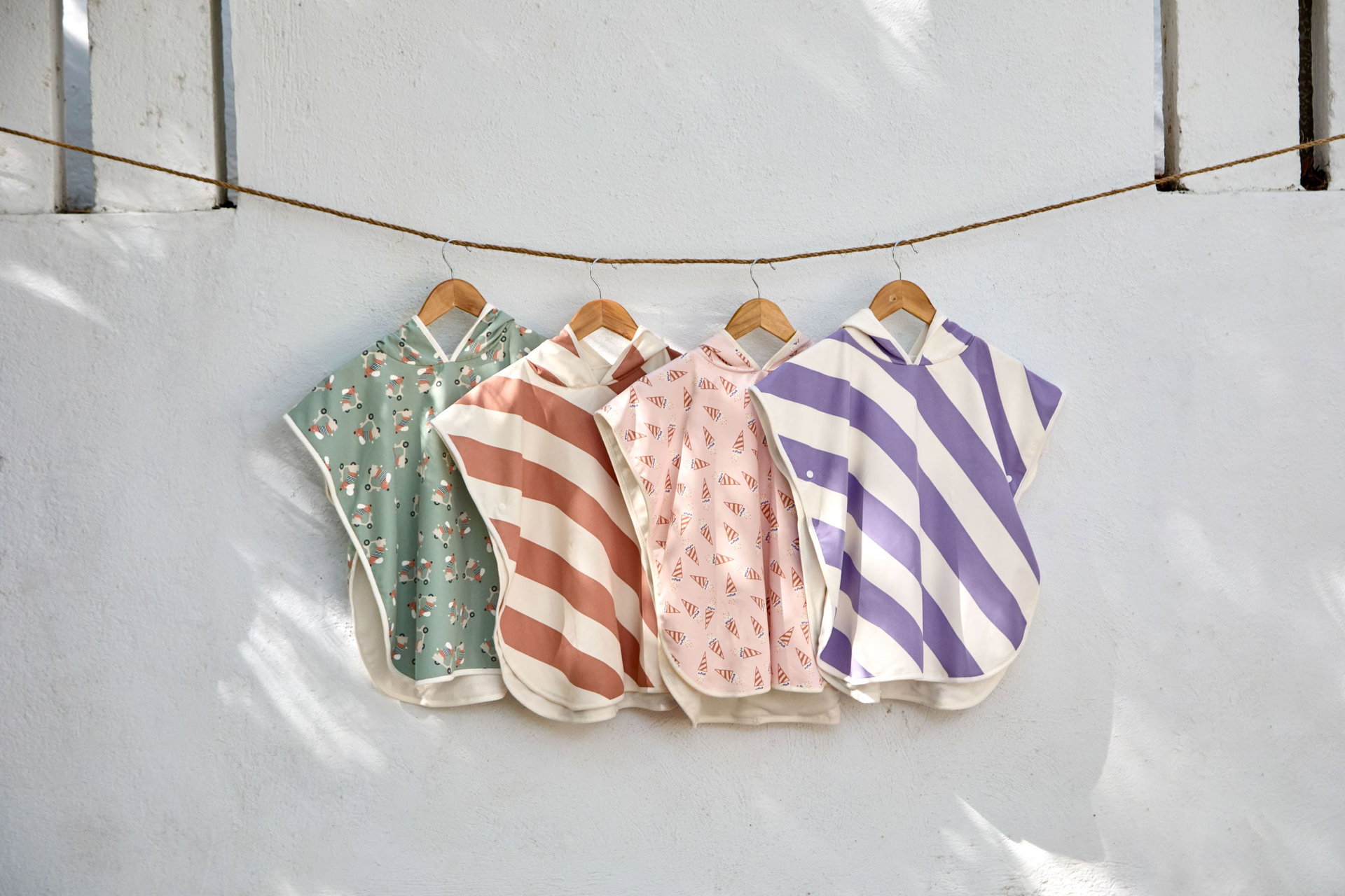 Kinder-Bib, Strick-Überwurf, Stoff-Babytuch, Streifenmuster, Papierklebapplikation