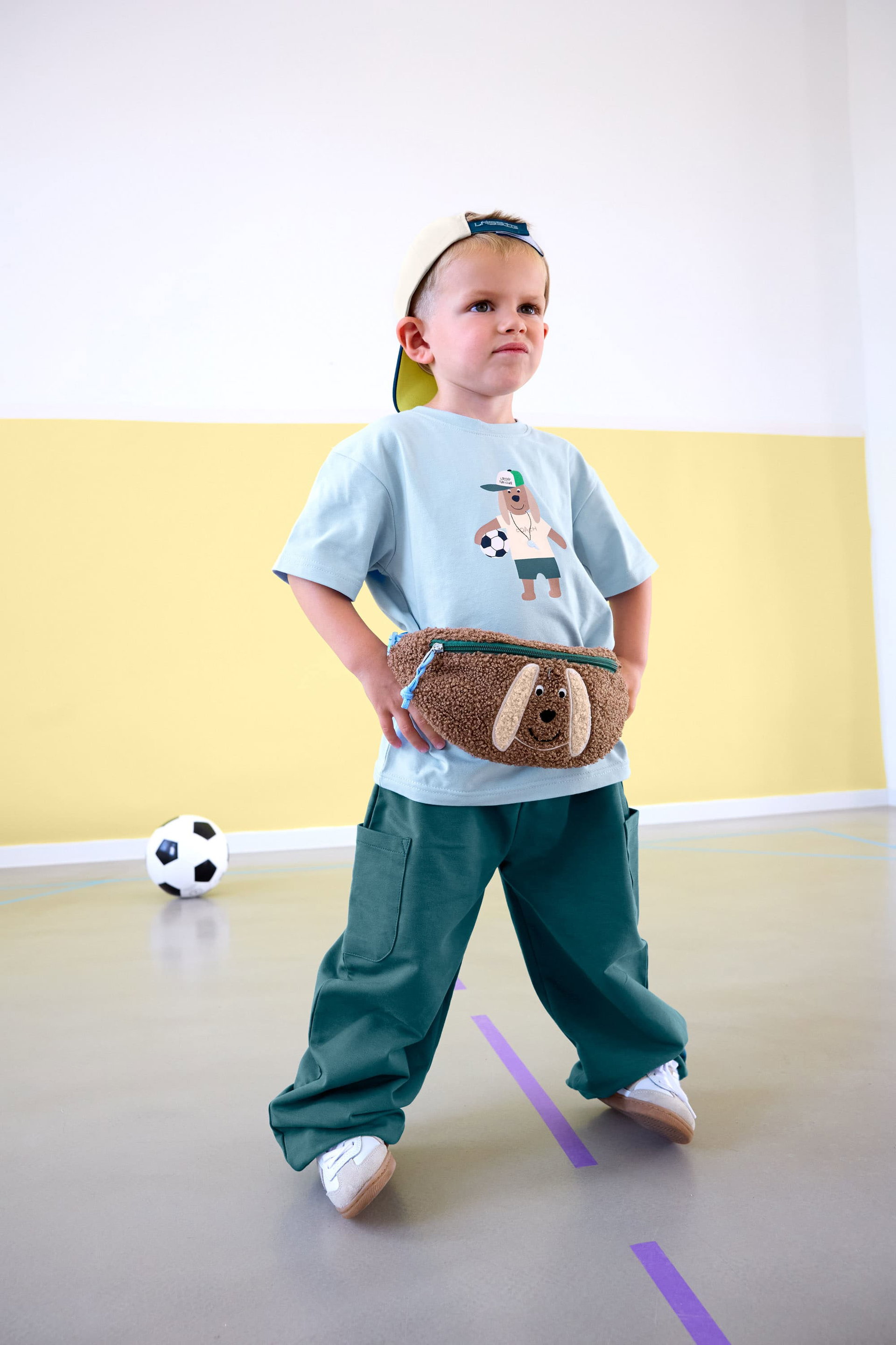 Fußball-Ball, Hosen, Person, Portrait, Kind