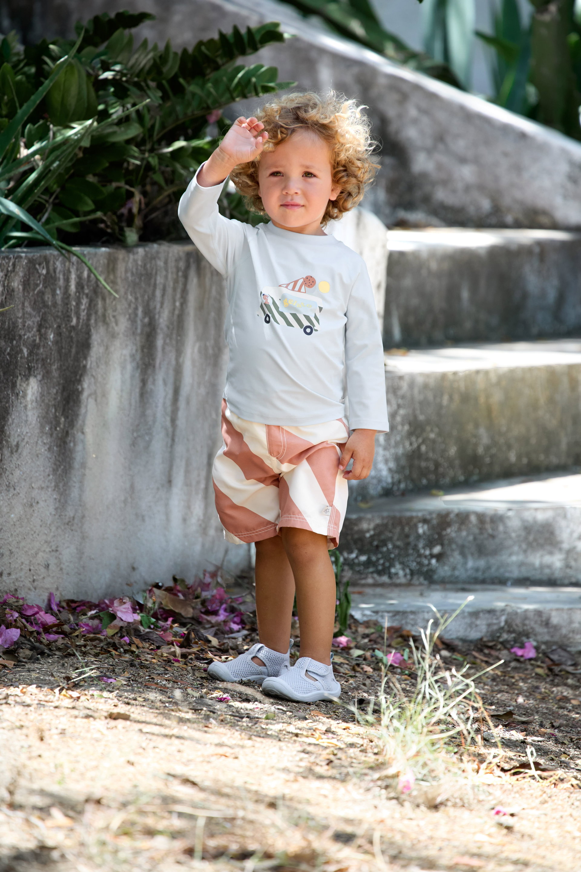 Kinderoutfit, Langarmshirt, Hose, Sneaker, Kindergarten