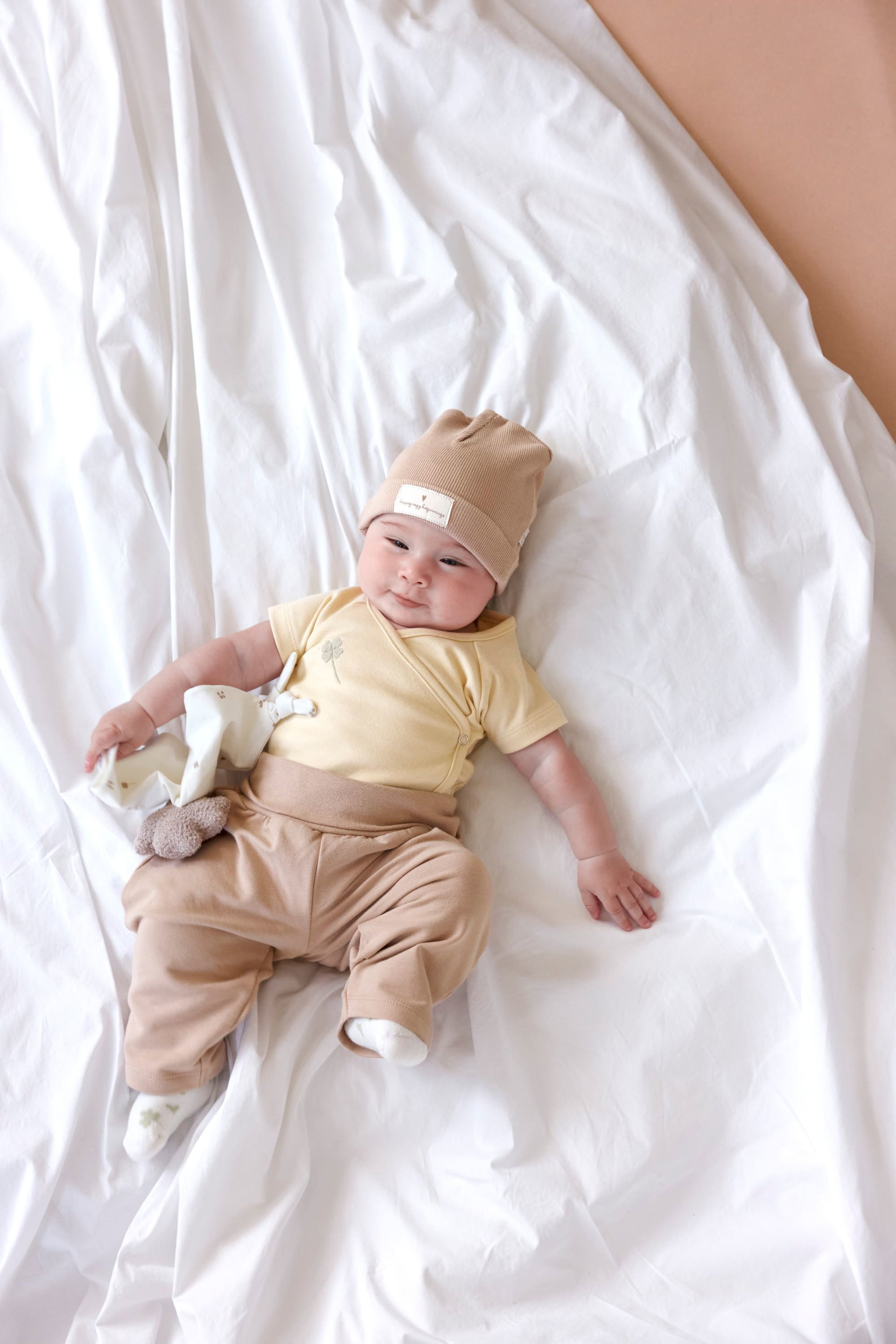 Baby-Wickelshirt, Kurzarmshirt, Beige Hose, Babymütze, Baumwollkleidung