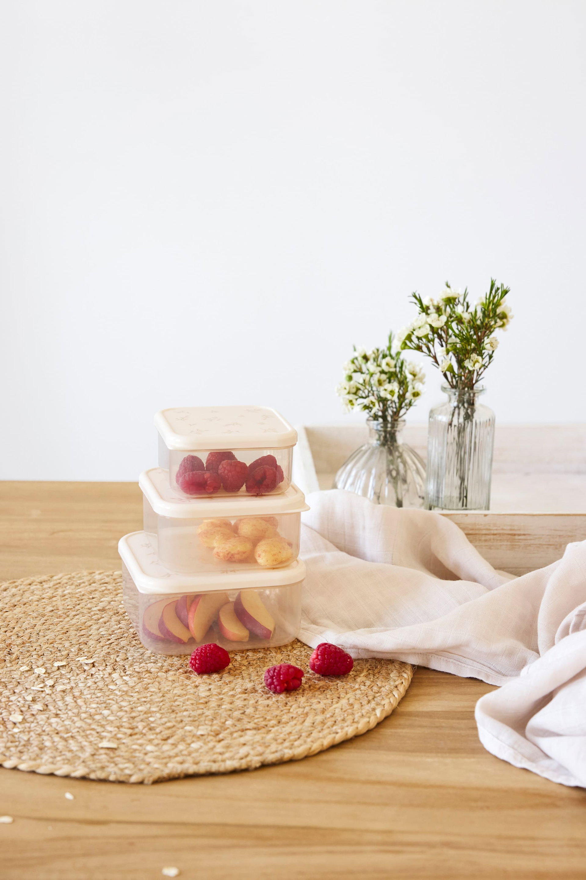 Snackbox, Snackcontainers, Frische Himbeeren, Keksstücke, Himbeeren auf Tisch