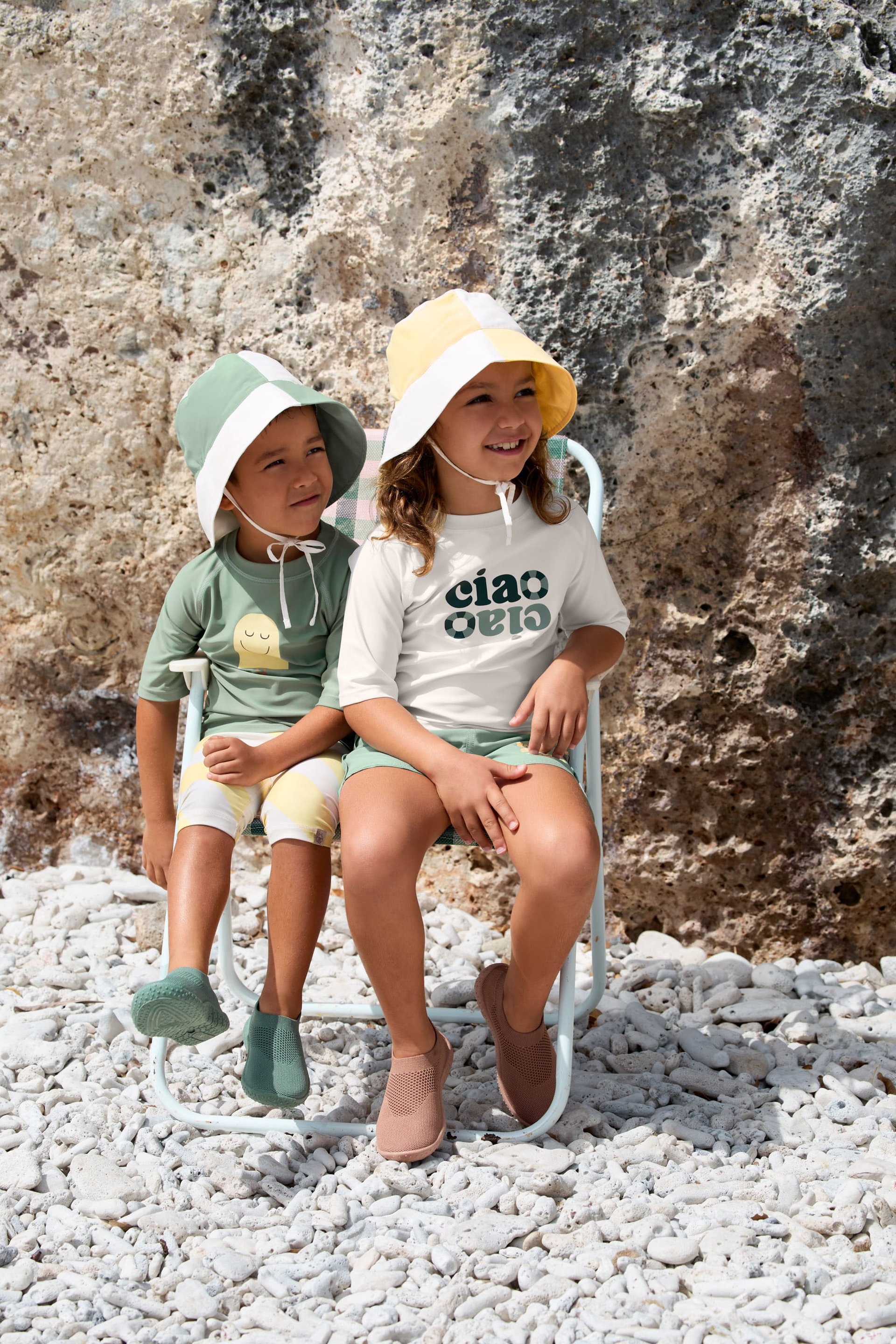 Kinderbekleidung, Hut, T-Shirt, Shorts, Sandalen