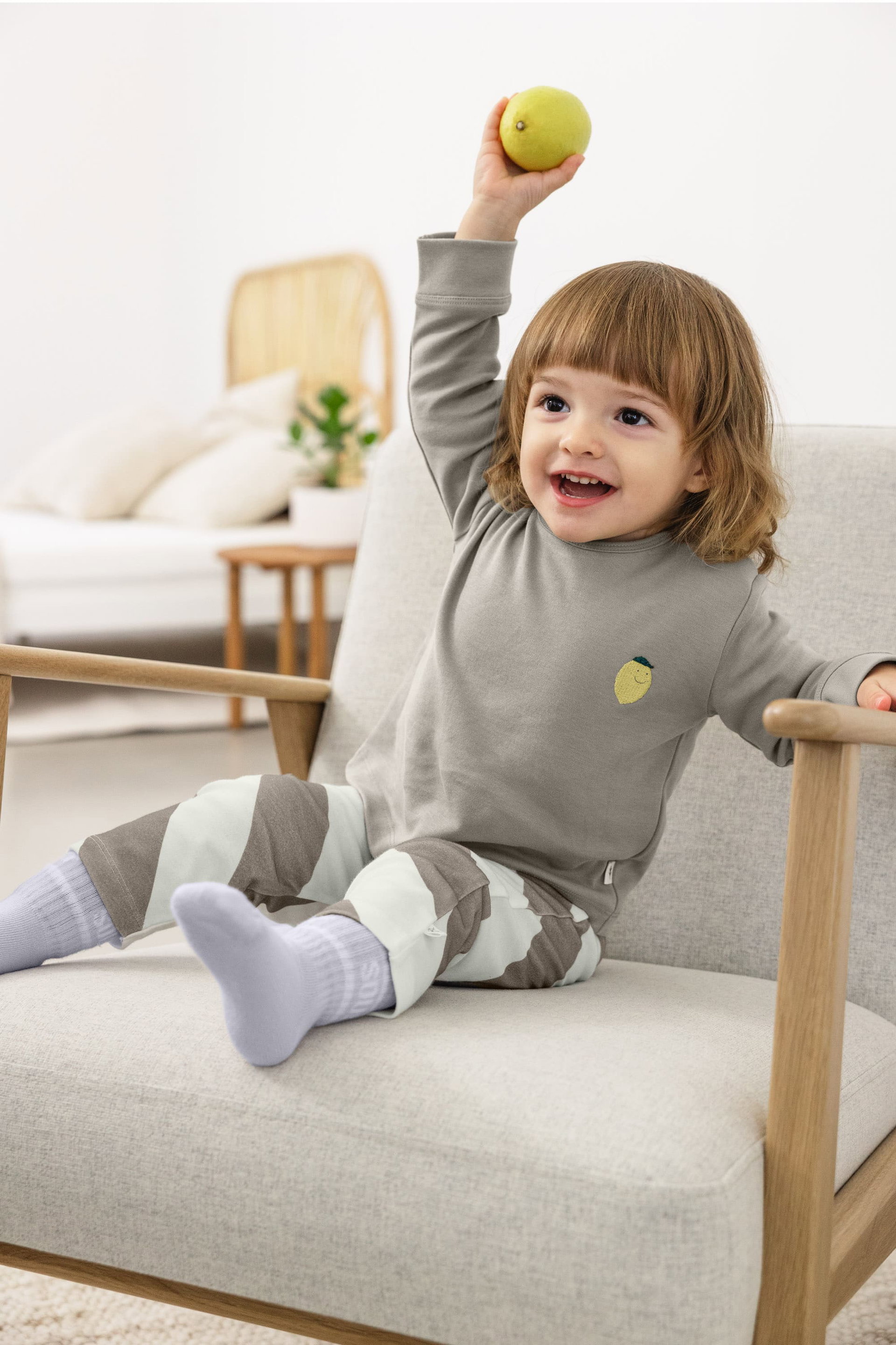 Bild 8 Kinder Pyjama lang - Bio Baumwolle, Zitrone Taupe, Person, Sitzend, Portrait, Socke, Mobiliar