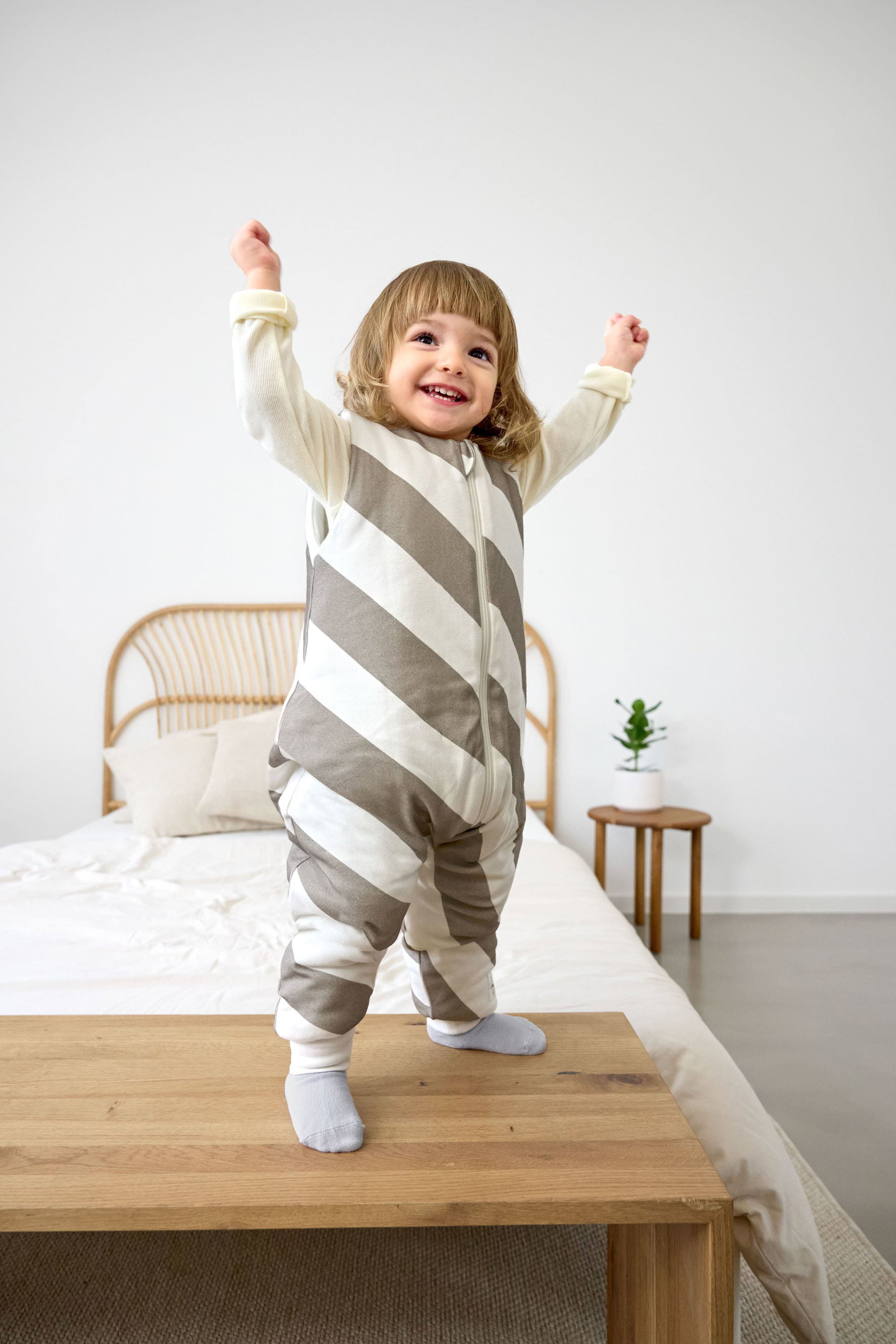Bild 3 Kinder Schlafoverall 2,5 TOG - Striped, nature taupe, Photographie, Portrait, Holz, Sperrholz, Hosen