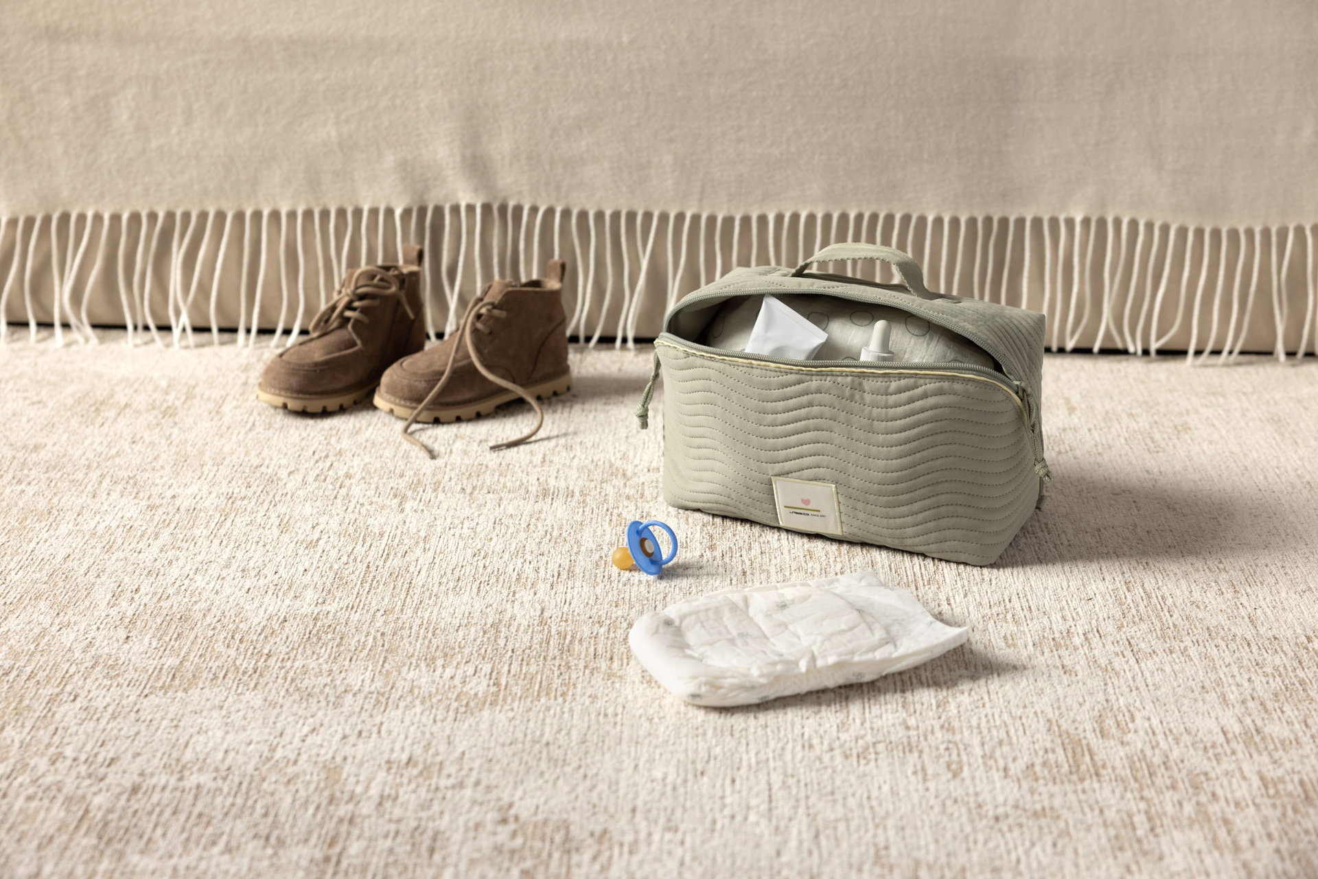 Schuhwerk, Schuh, Sneaker, Dekoration für Zuhause, Handtasche