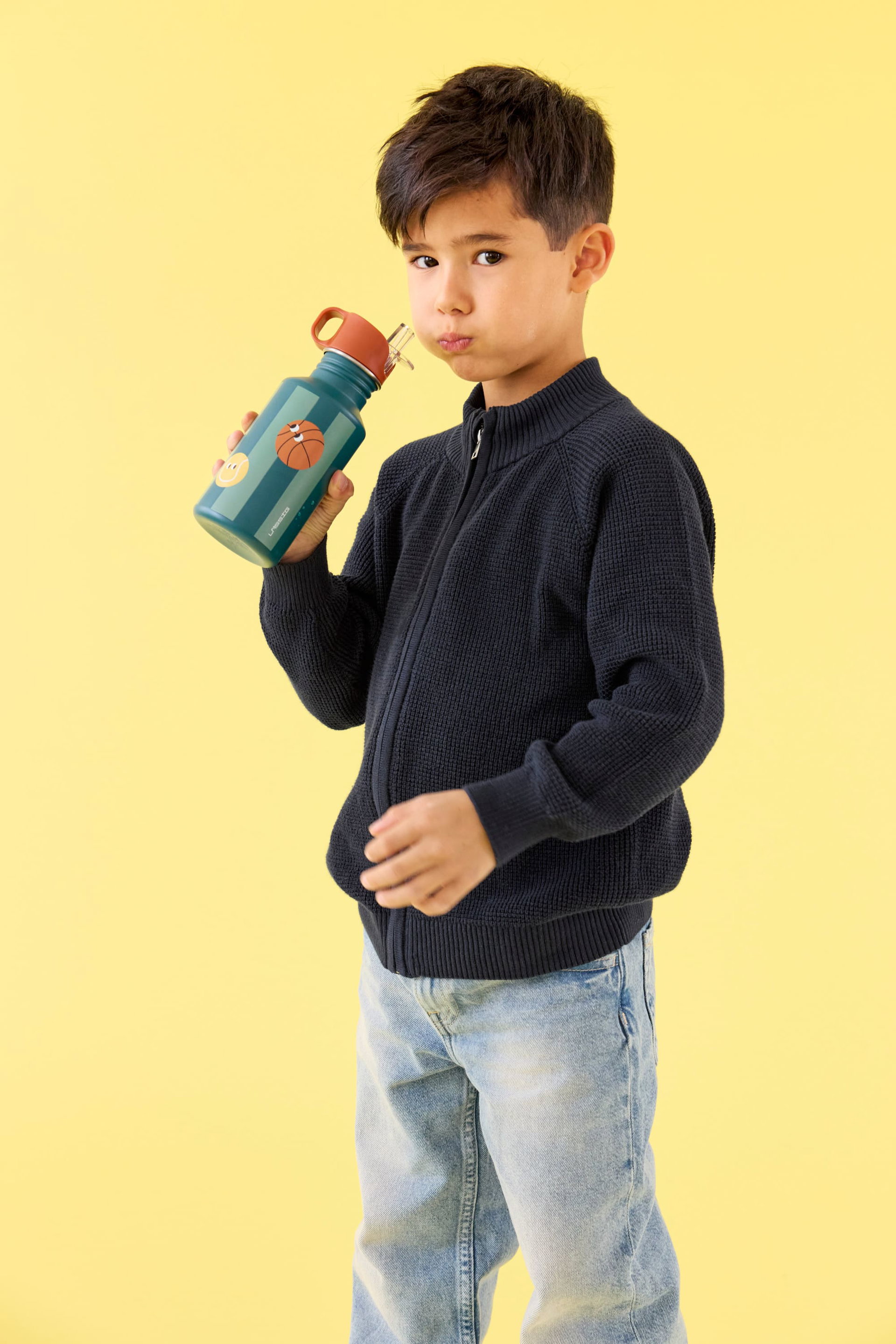 Kinderjacke, Pullover, Jeans, Wasserflasche, Sportflasche