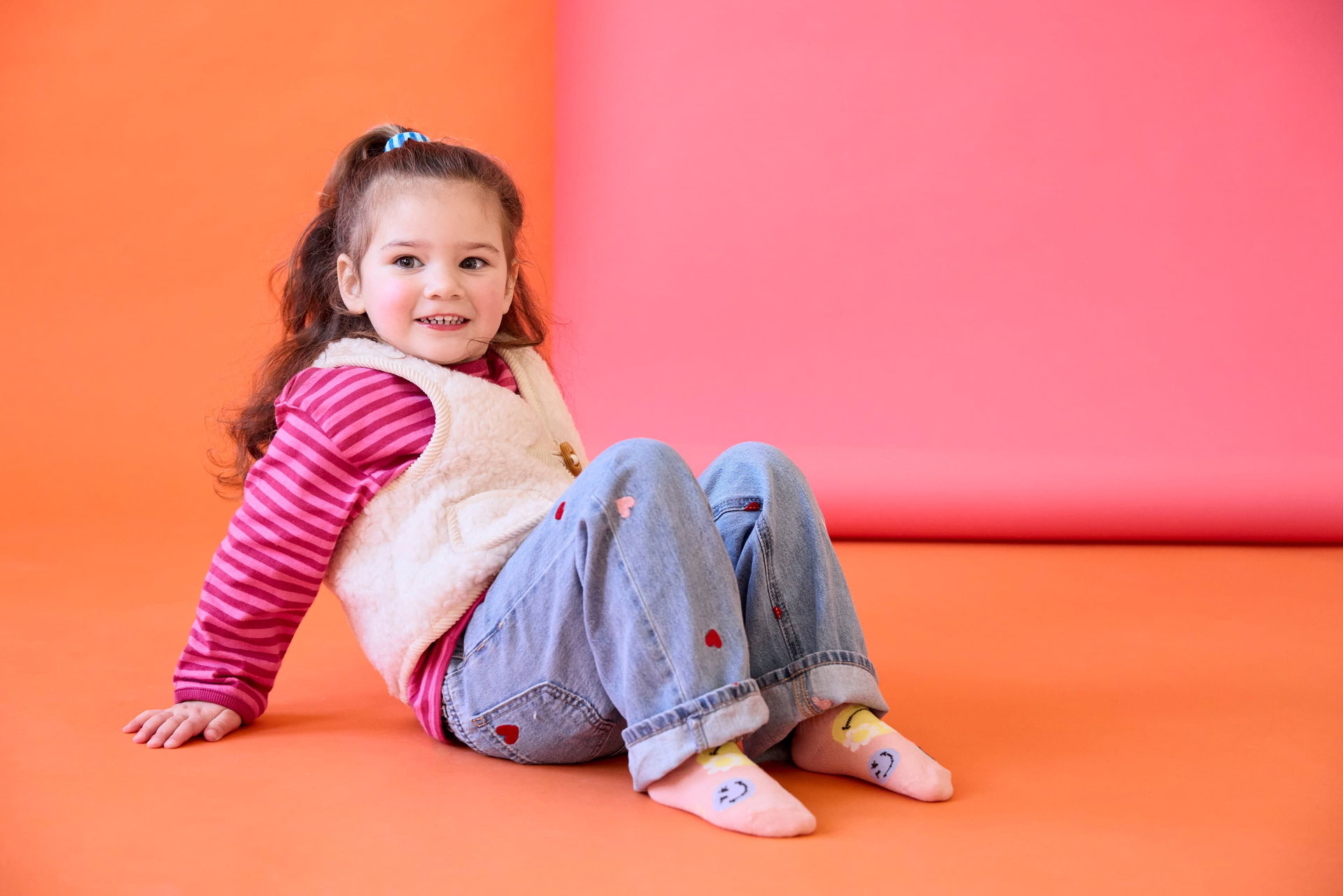 Kinderoutfit, Jeans, Strickweste, rosa, Socken
