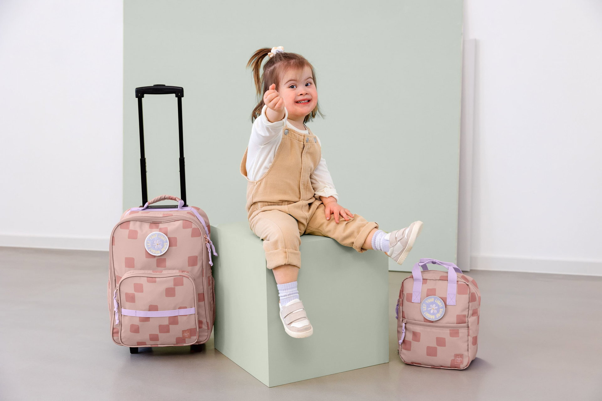 Bild 10 Kindergartenrucksack Square - Pattern Party, Rosa, Person, Gepäck