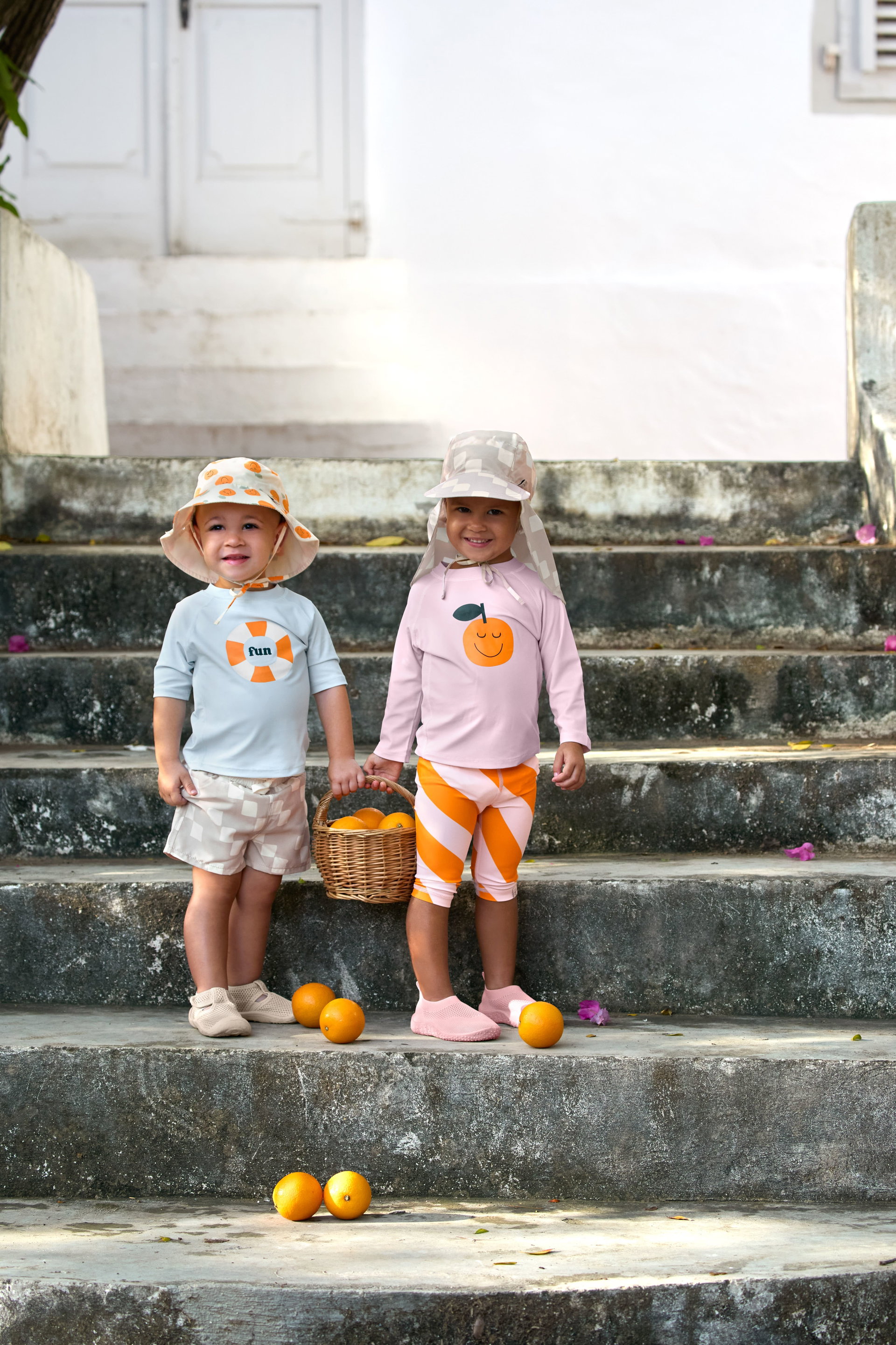 Kinderoutfits, Sommerkleidung, Hut, Bikini, Früchtekorb