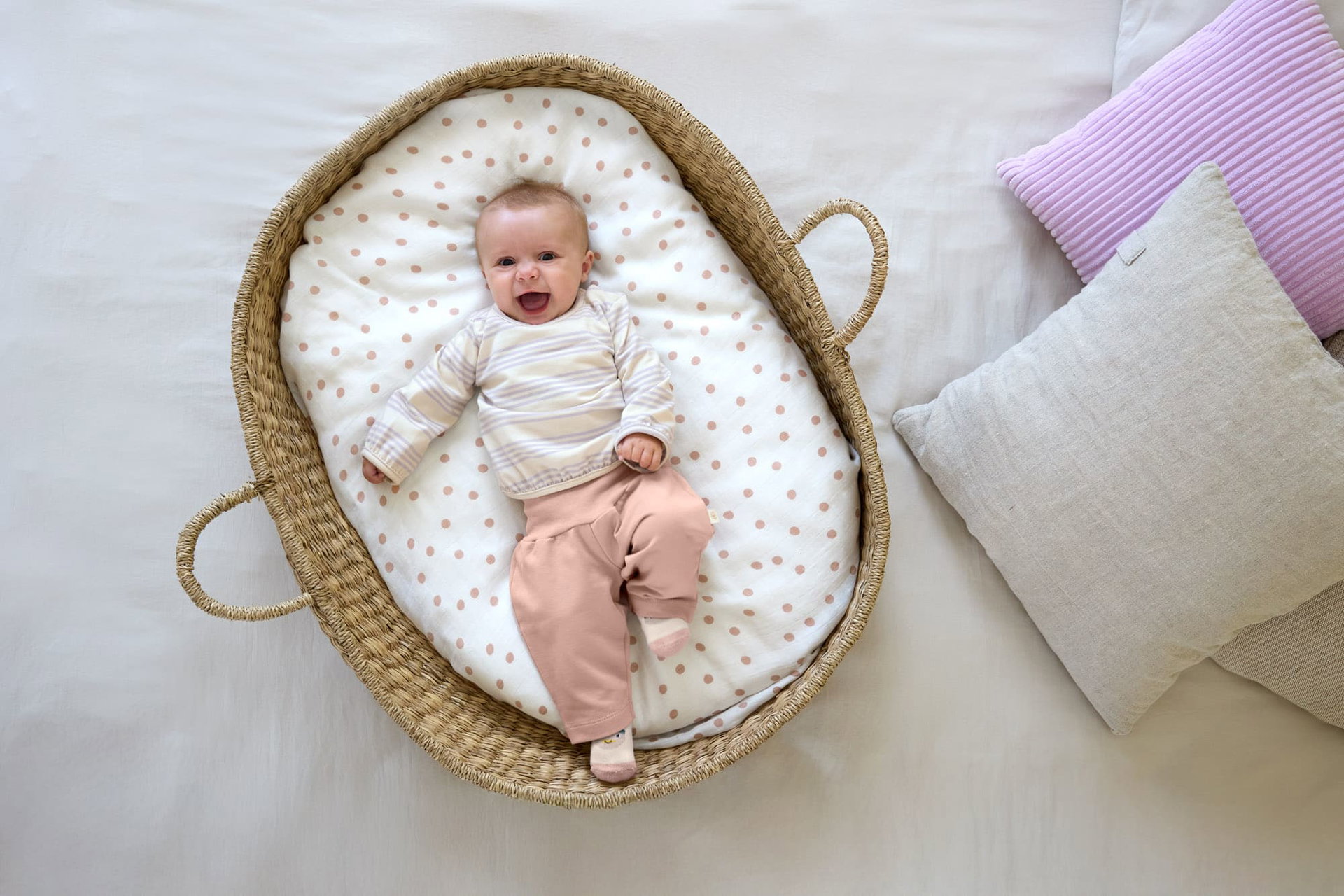 Baby, Person, Bett für Säuglinge, Gesicht, Kopf