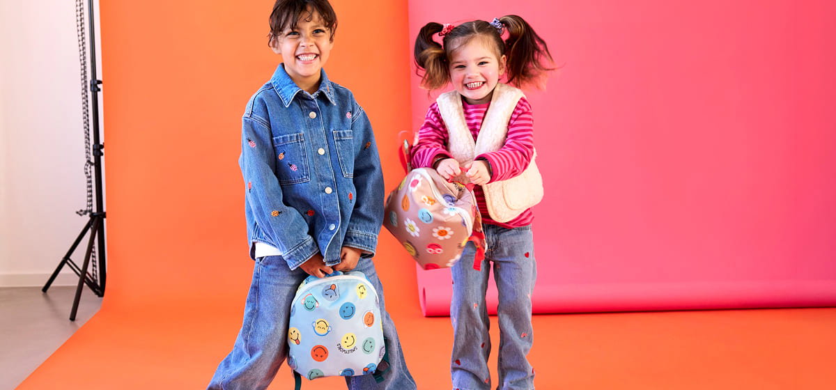 Kinderoutfit, Jeans, Denimjacke, Rucksack, Backpack
