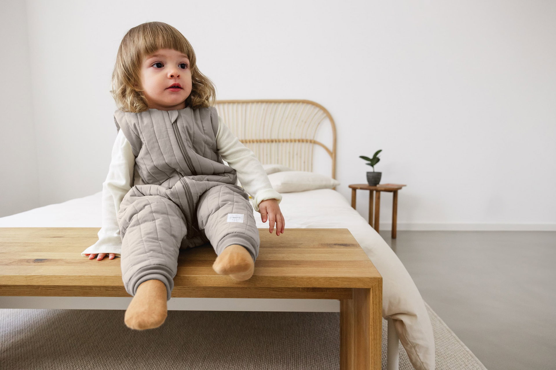 Bild 7 Kinder Schlafoverall 3 TOG - Bio Baumwolle, Taupe, Person, Sitzend, Holz, Innenarchitektur, Socke