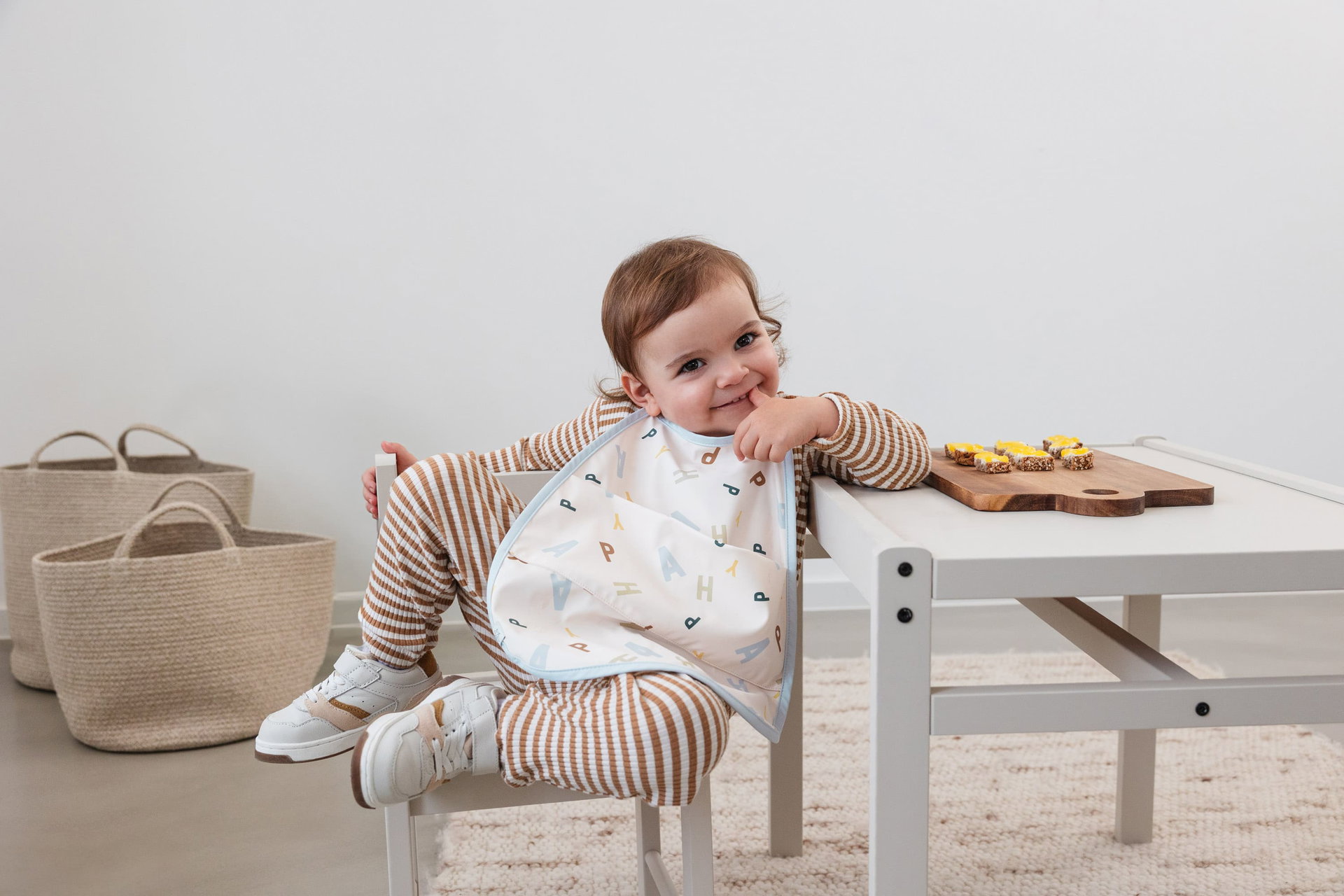 Bild 6 Lätzchen mit Auffangschutz Medium - Happy Fruits, Hellblau, Person, Sitzend, Handtasche, Baby, Mobiliar
