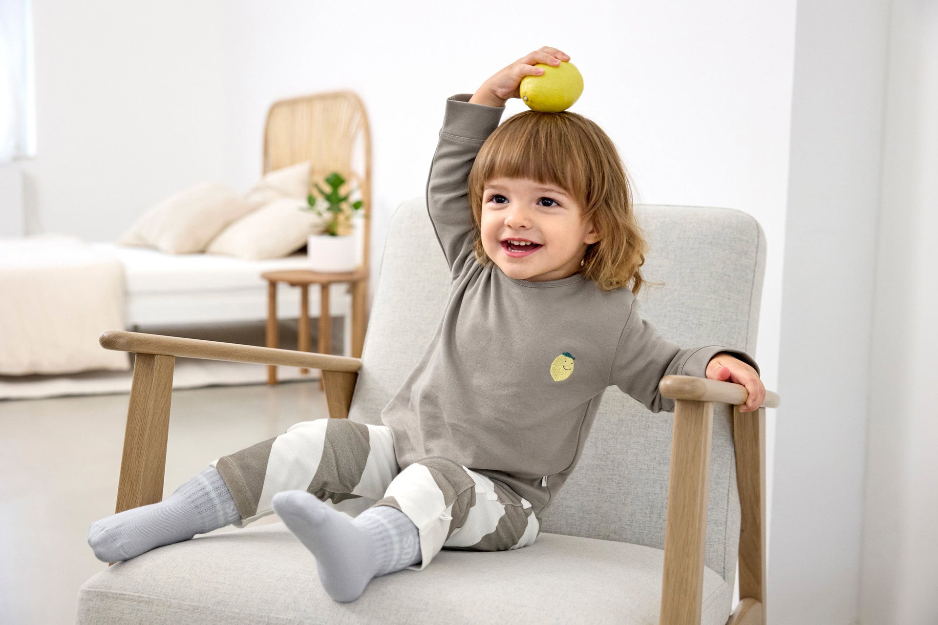 Bild 3 Kinder Pyjama lang - Bio Baumwolle, Zitrone Taupe, Person, Sitzend, Kopf, Gesicht, Socke