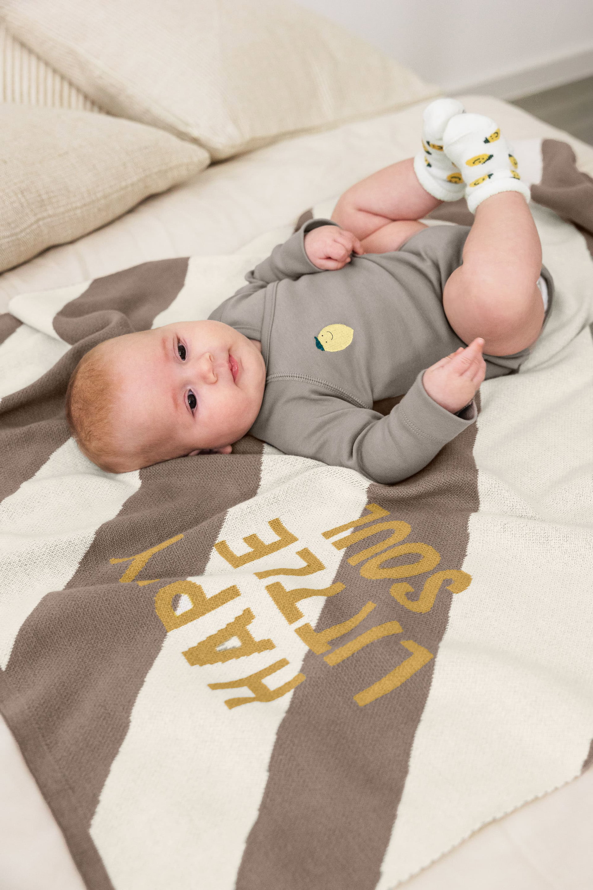 Bild 10 Baby Wickelbody langarm - Bio Baumwolle, Zitrone Taupe, Person, Portrait, Decke, Baby, Socke