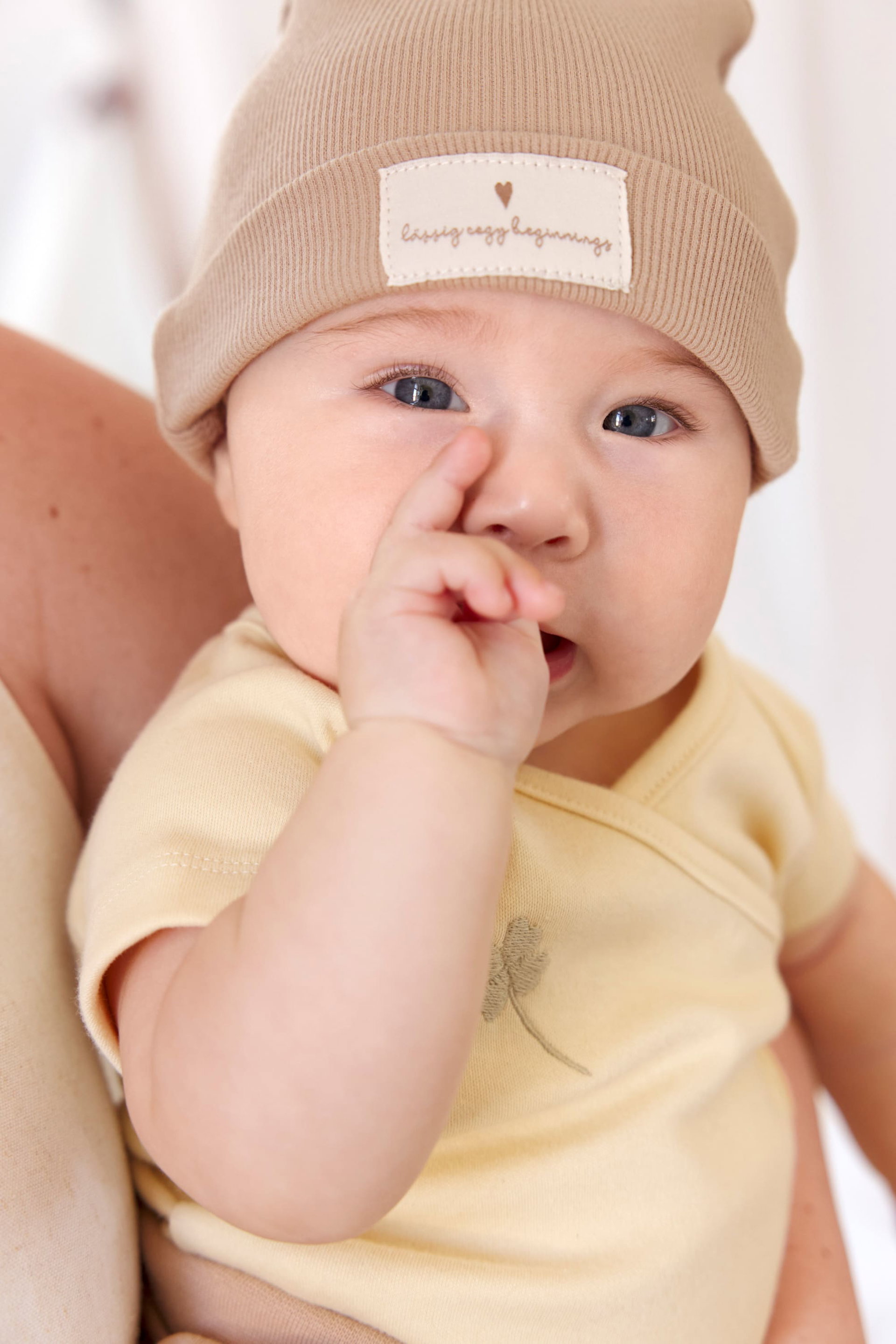 Baby-Beanie, Rippstrick, Beige, Kurzarm-Body, Blumenstickerei