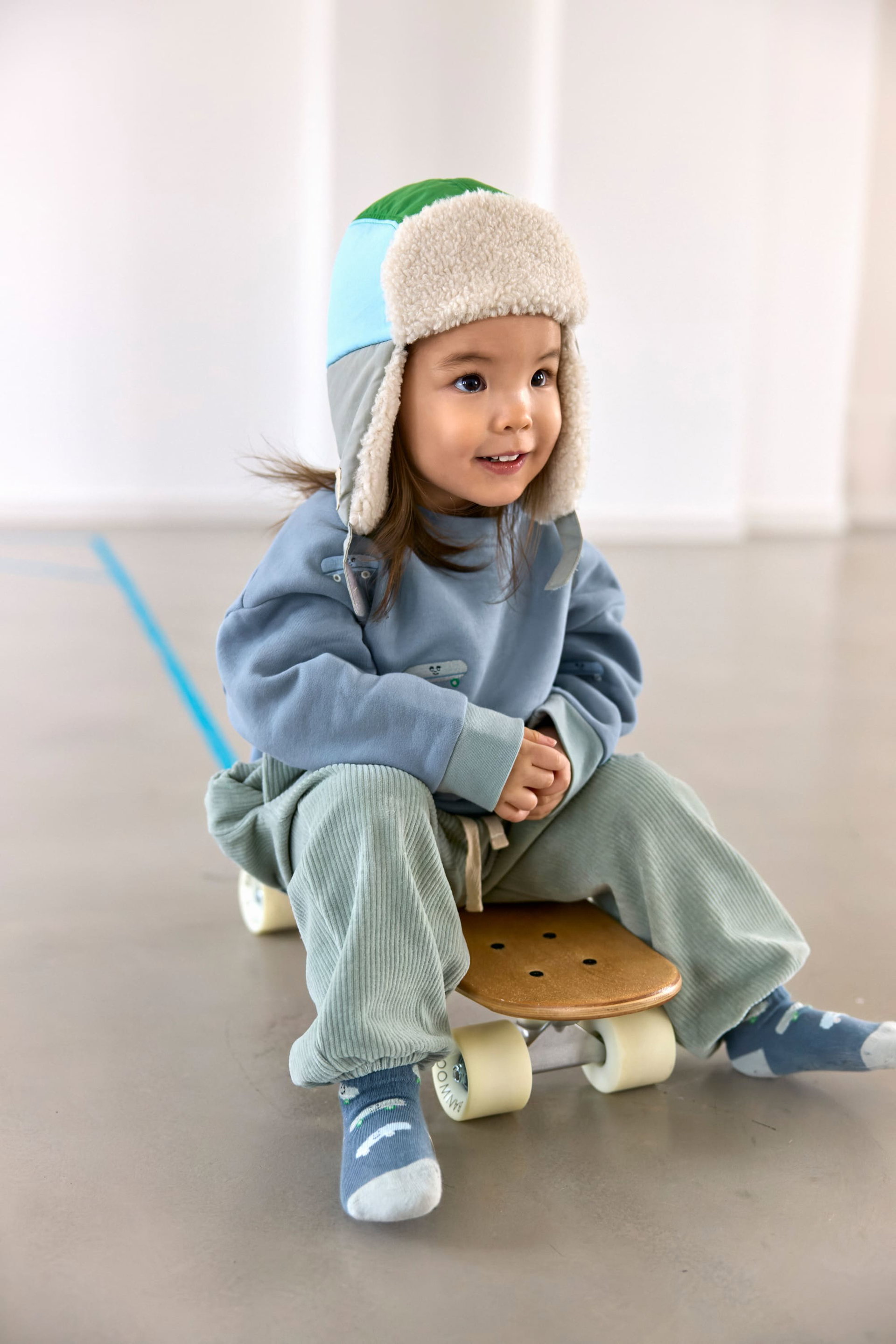 Kinder hoodie, Skateboarder, Fleece-Mütze, Cordhose, Socken