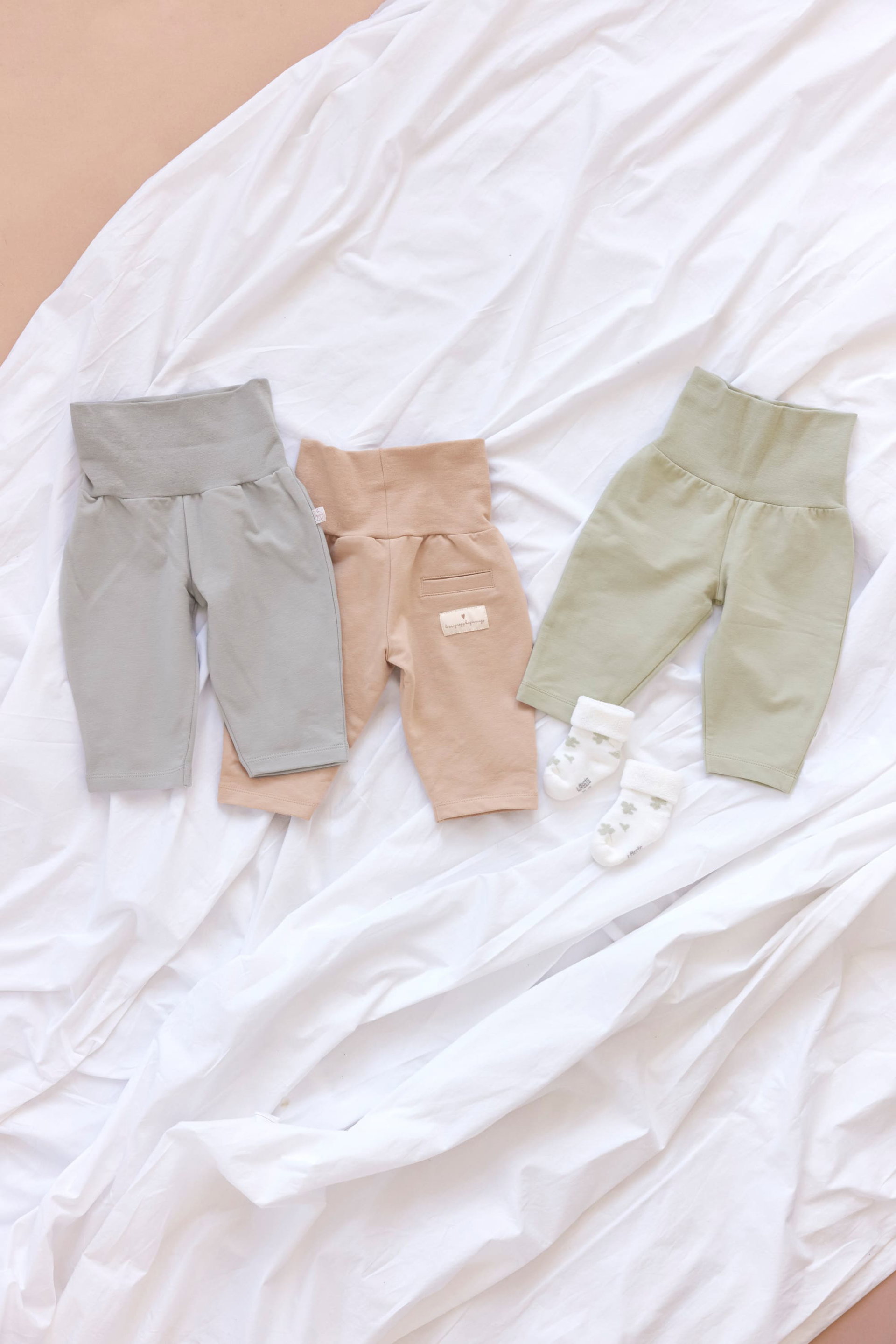 Babyhose, Dreiviertelhose, Bündchenbund, Pastellfarben, Babysocken