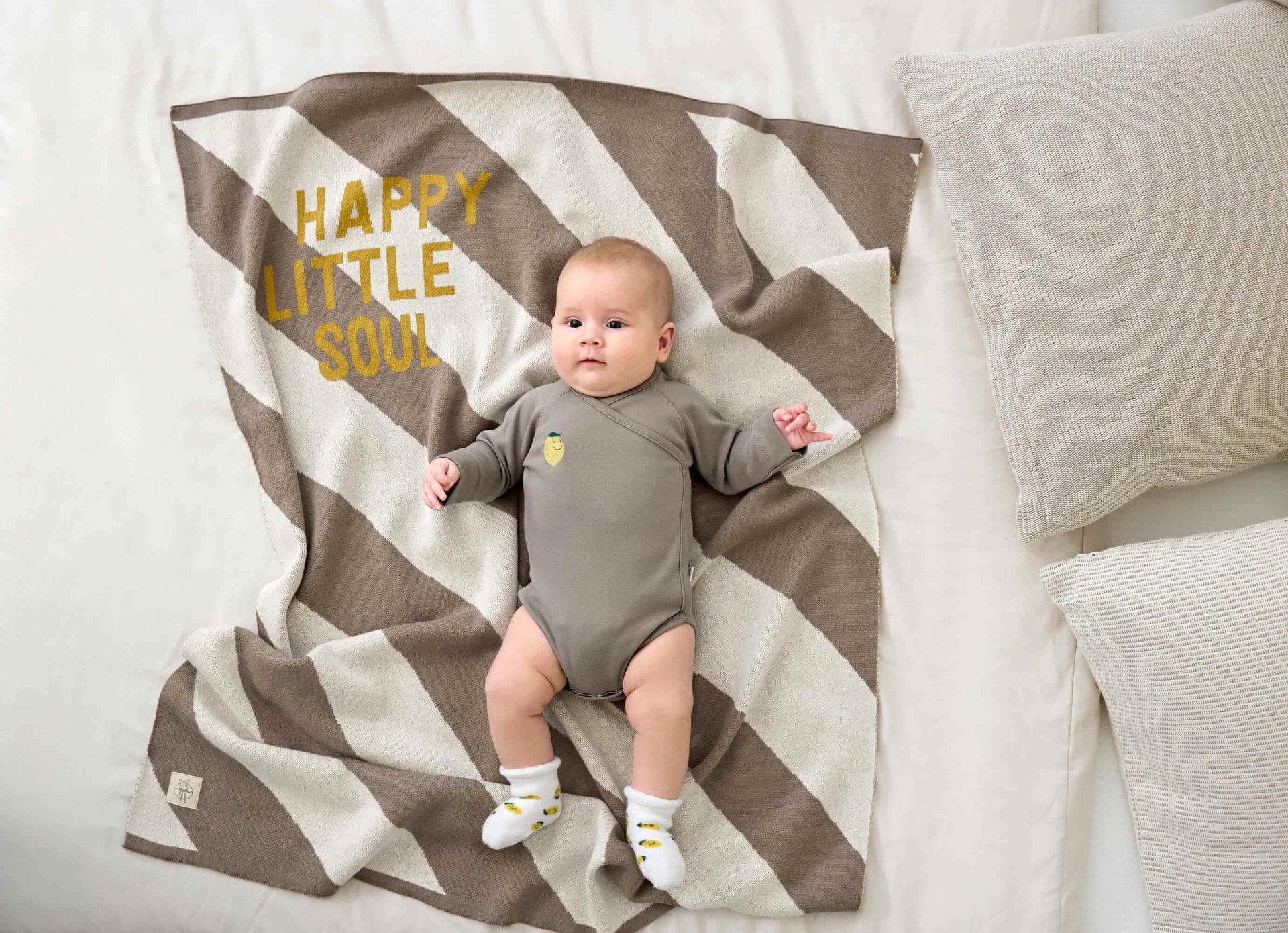 Bild 3 Babydecke - Bio Baumwolle, Gestreift Nature Taupe, Decke, Strumpfwaren, Socke, Baby, Person