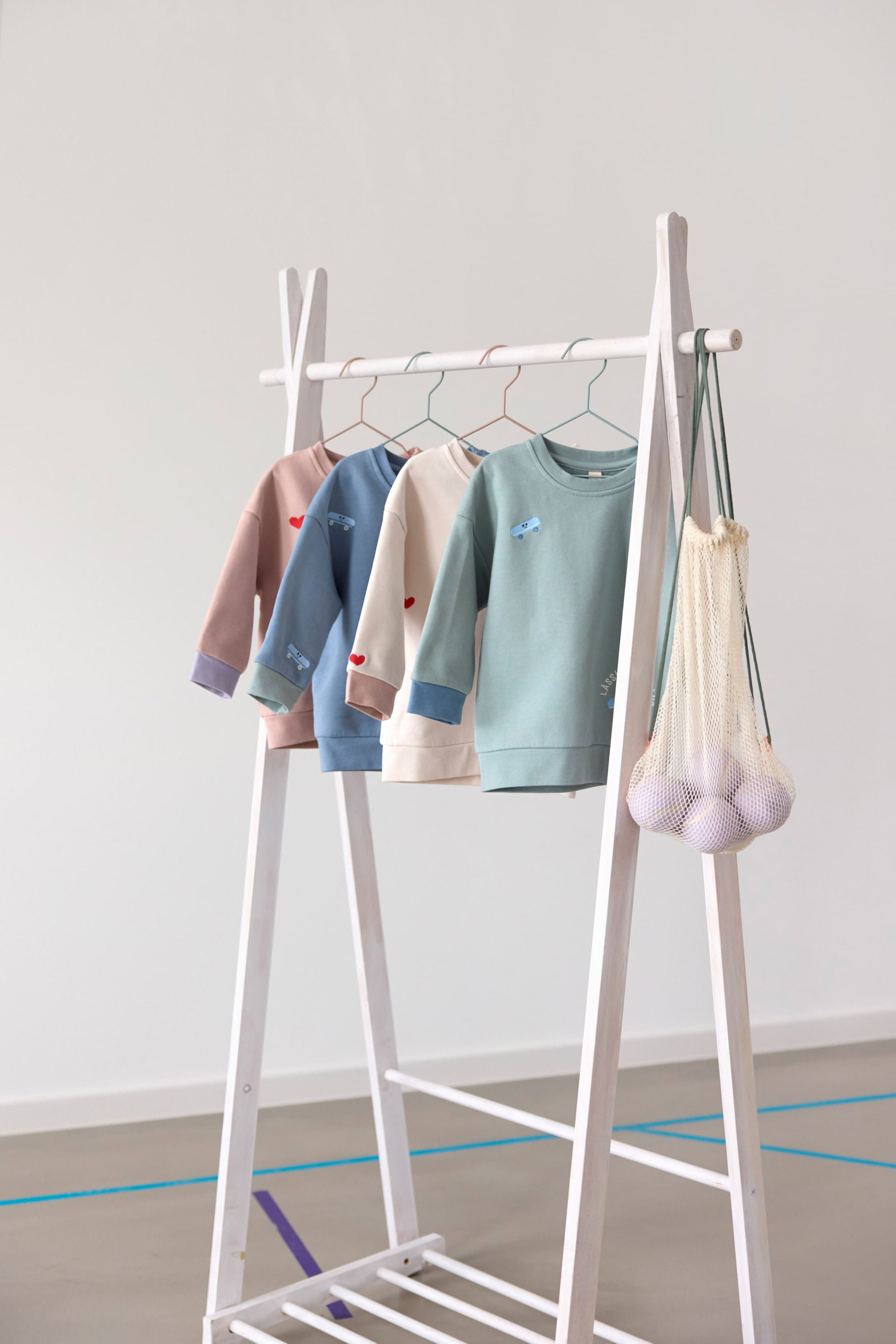 Kinderpullover, Sweatshirt, Pastellfarben, Kleiderständer, Hängeaufbewahrung