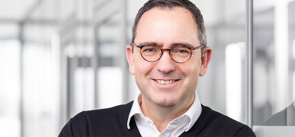 Mann, Brille, runde Brille, brauner Rahmen, weiße Hemd