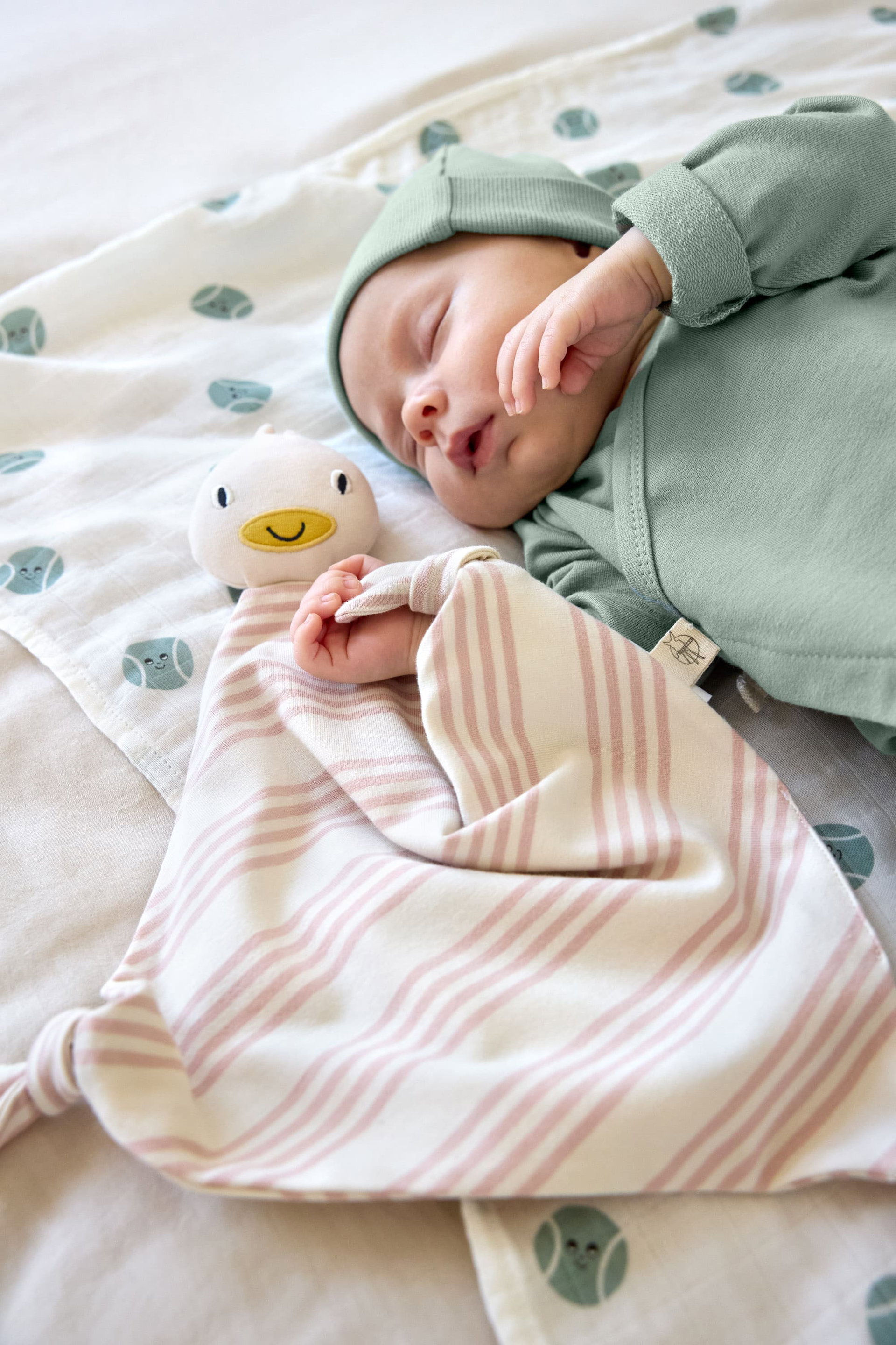 baby, neugeborenes, swaddle, decke, entchen plüsch, grüner mütze