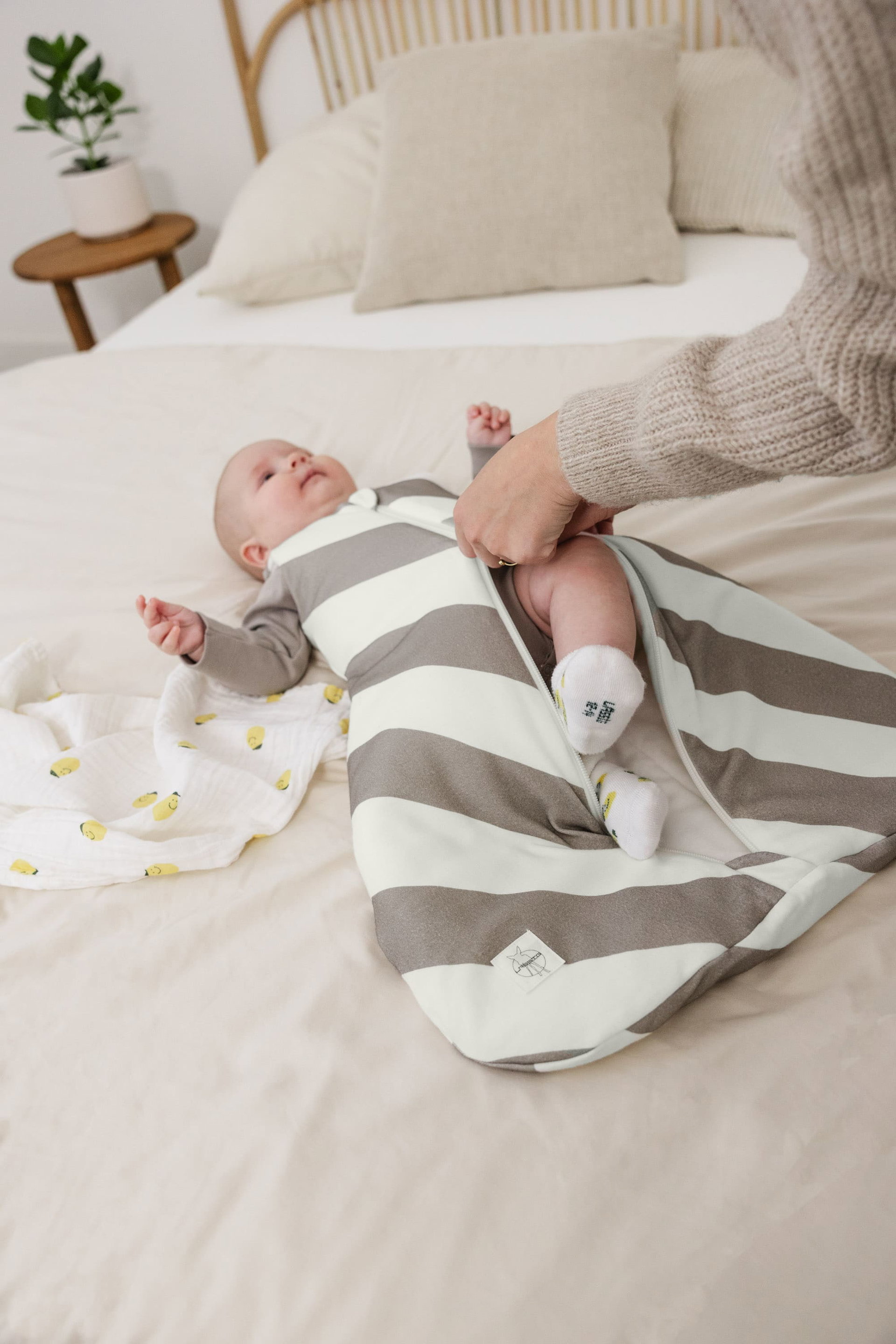 Bild 7 Babyschlafsack 2,5 TOG - Striped, Taupe, Decke, Baby, Person, Pflanze