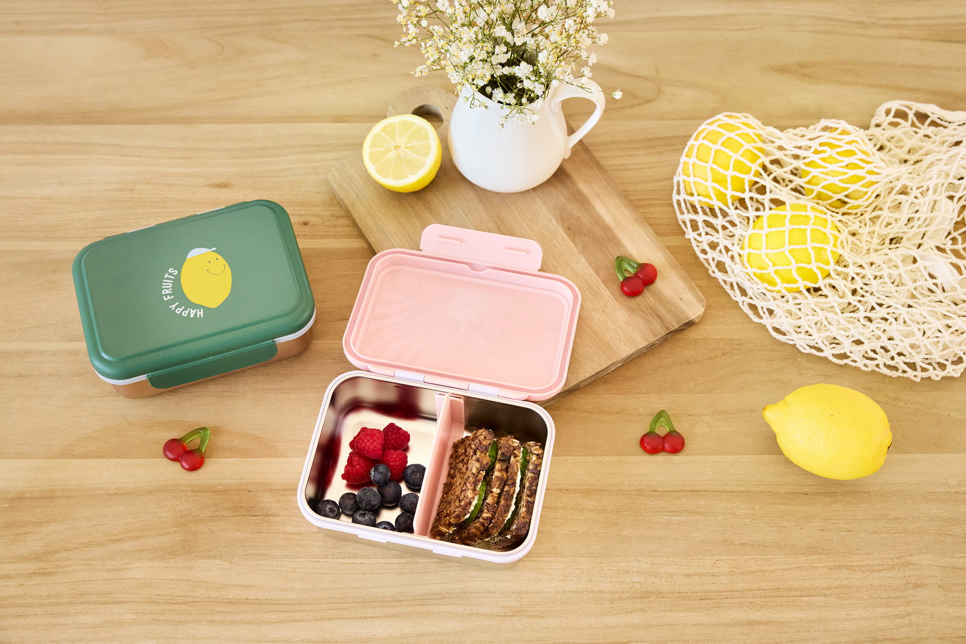 Lunchbox, Kids lunchbox, Metal container, Pink interior, Fruit snacks