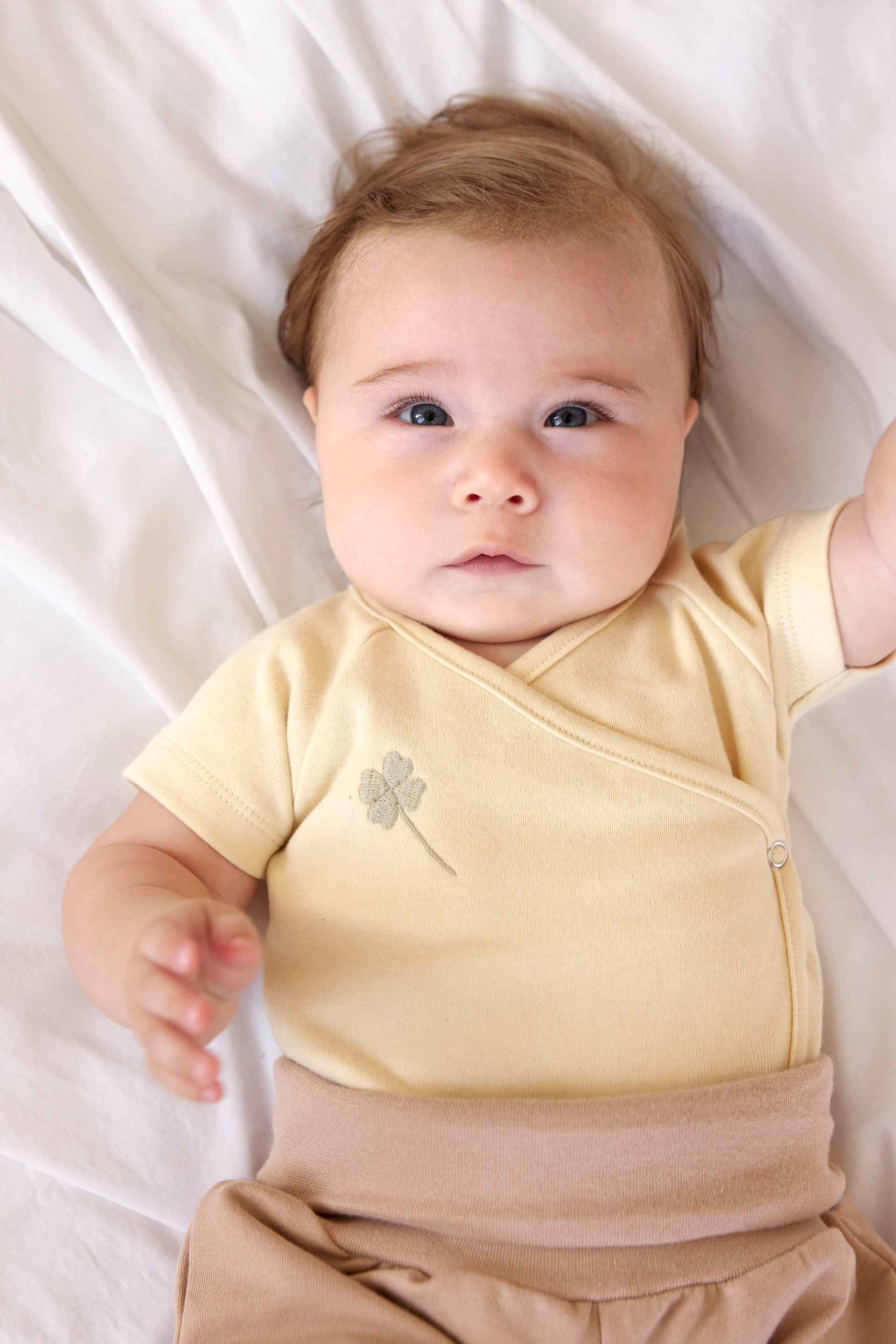 Babywickelbody, Kurzarm, Wickelverschluss, Beige, Kleeblatt-Stickerei