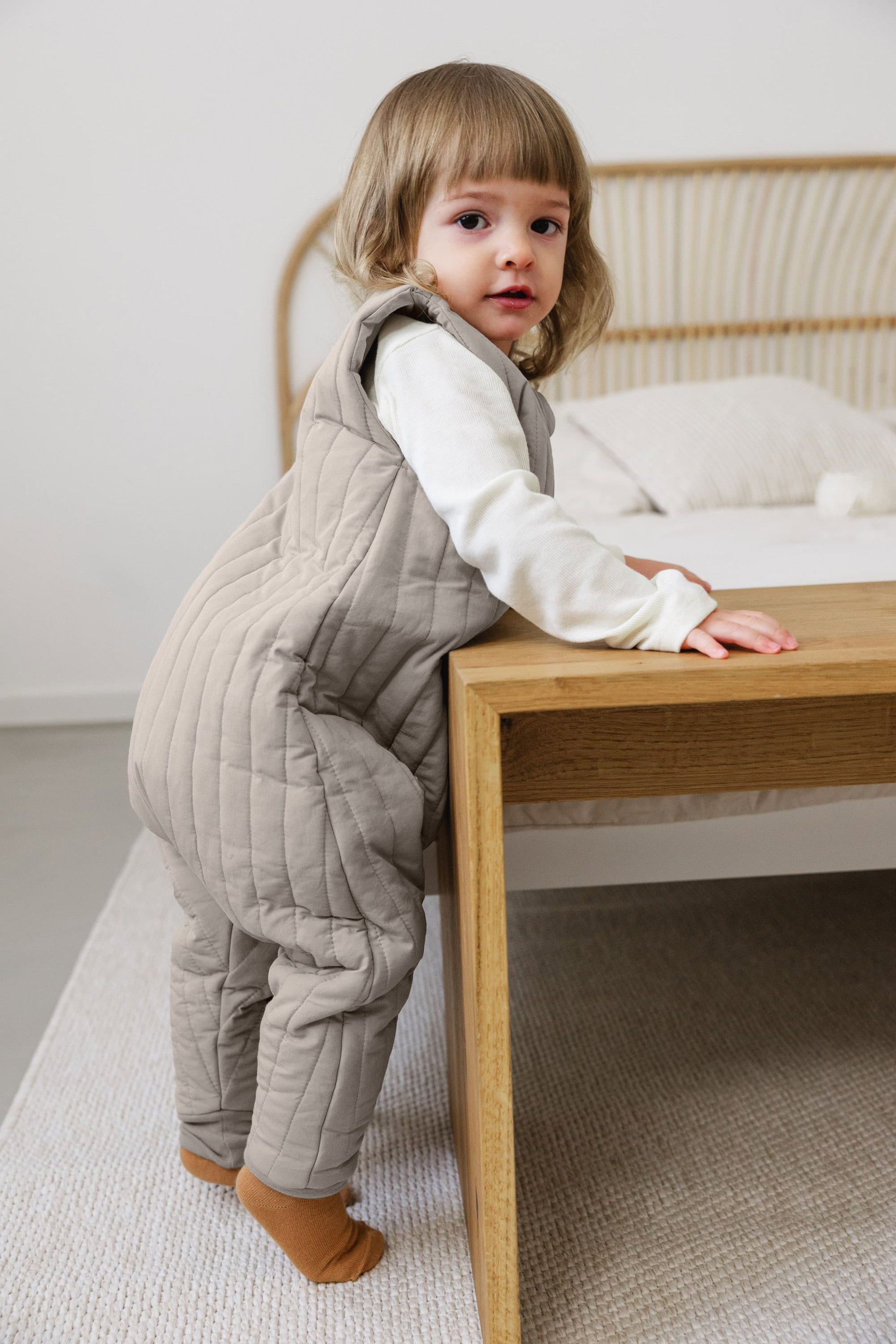 Bild 8 Kinder Schlafoverall 3 TOG - Bio Baumwolle, Taupe, Bekleidung, Hosen, Person, Portrait, Holz