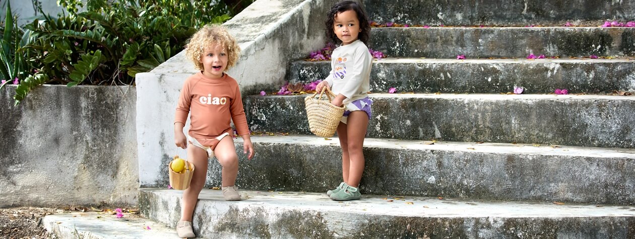 kinder, kindergarten, orangefarbenes shirt, shorts, korb