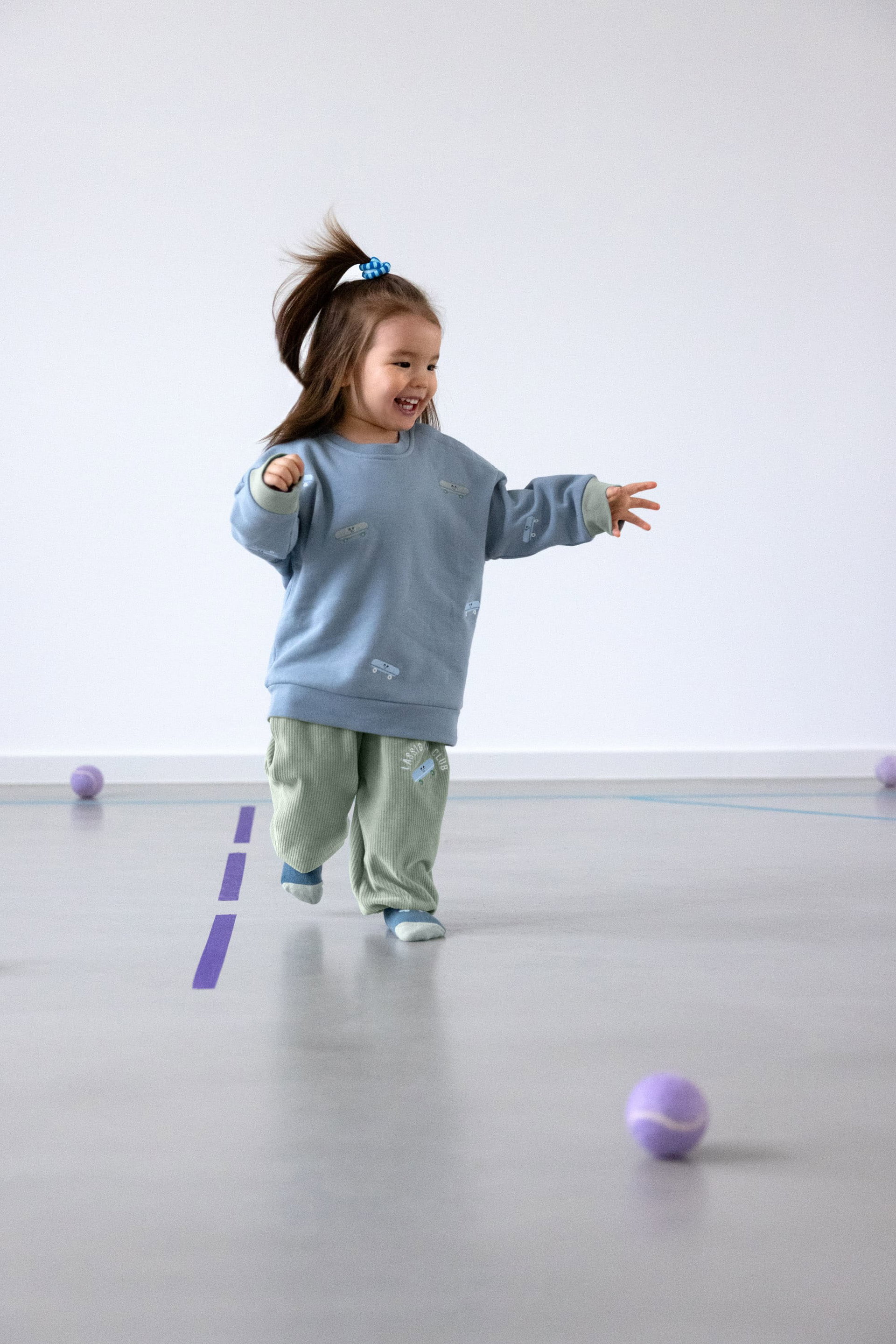 Kleinkind, Bewegung, Sweatshirt, Hose, Spielball