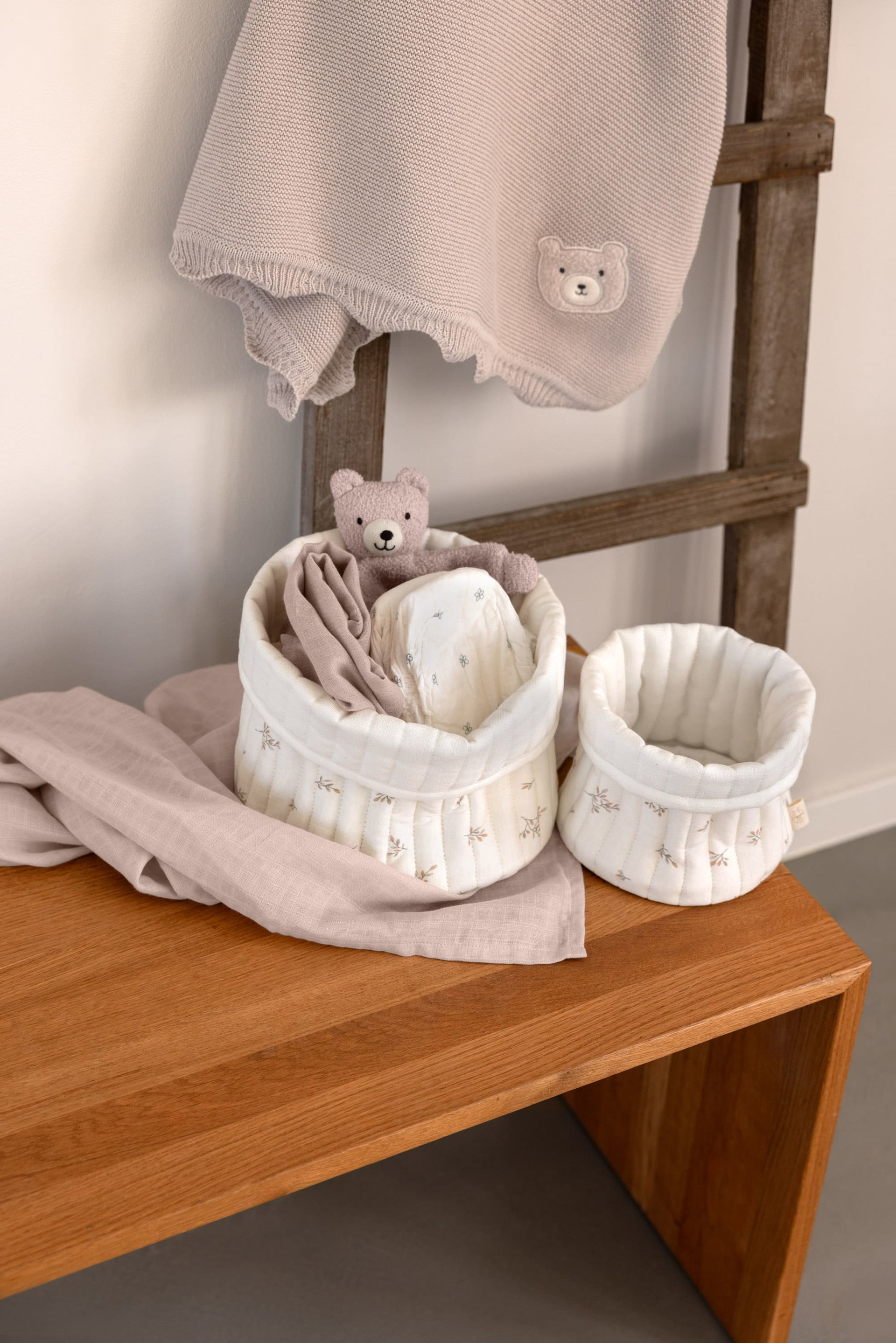 Babydecke, grobstrick, Bärenaufnäher, weiches Gewebe, Korbsatz