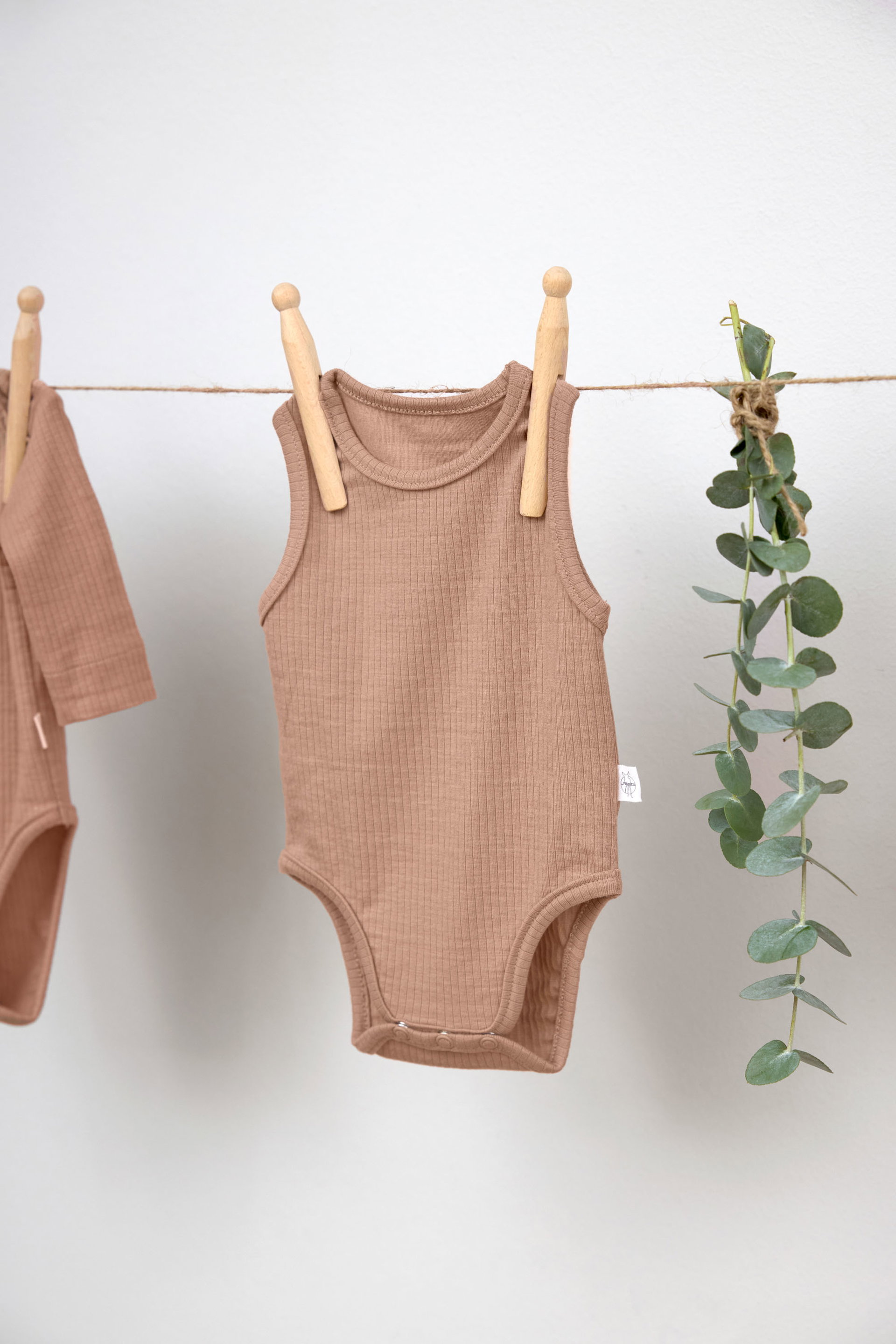 Baby Body - Ärmellos gerippt, Hellbraun