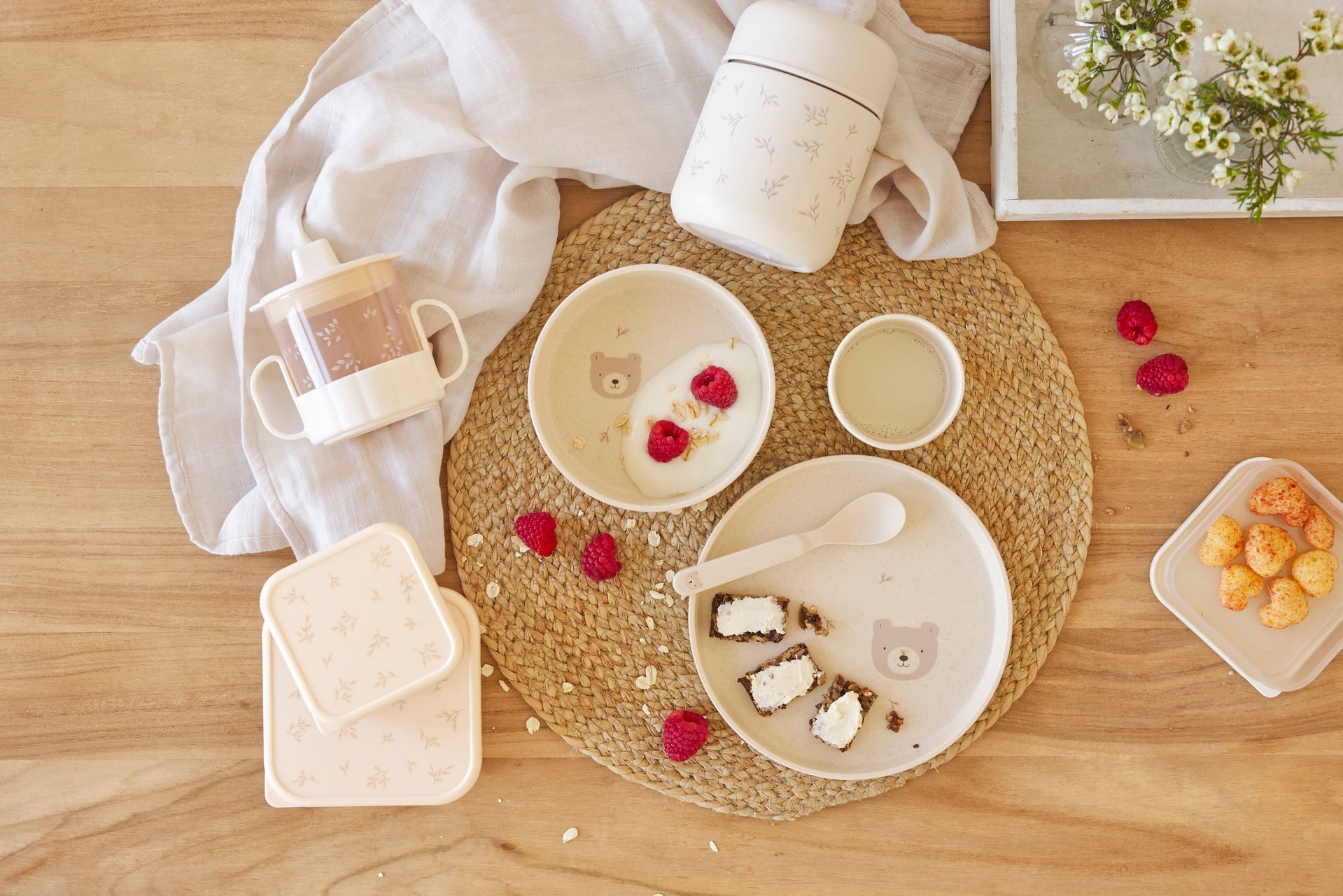 Kinderbesteck, Kleines Teller-Set, Beeren-Joghurt, Holztisch-Setting, Pastellfarbenes Geschirr