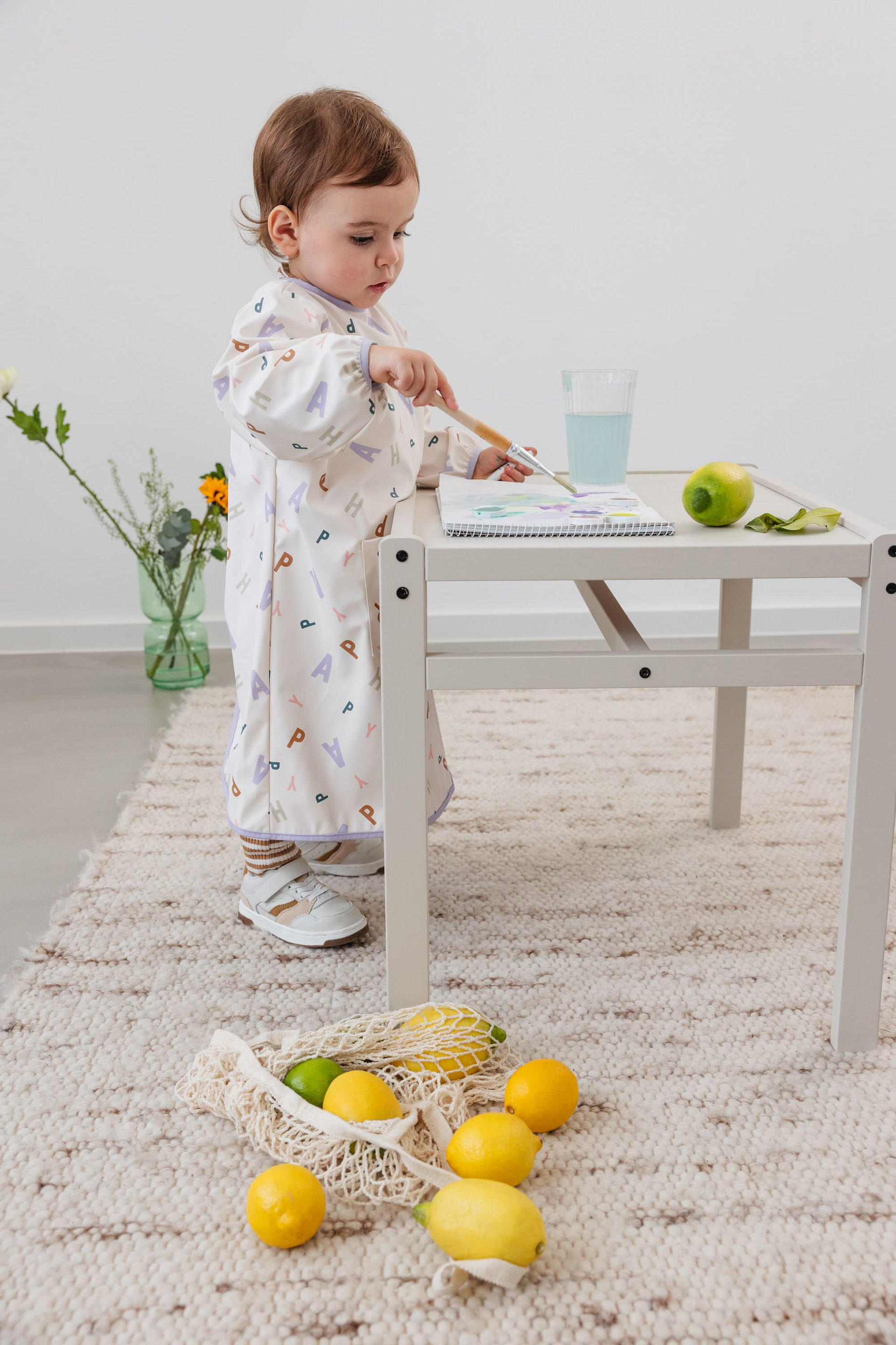 Bild 3 Malkittel Kinder - Happy Fruits, Hellblau, Moebel, Tabelle, Schreibtisch, Person